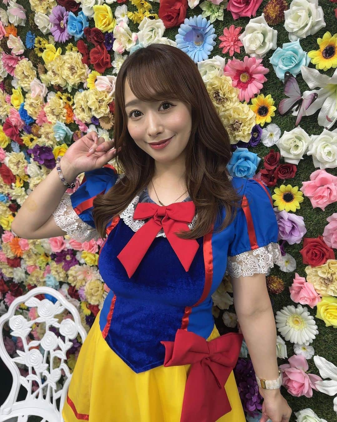 白石茉莉奈のインスタグラム：「白雪姫のコスプレしたよ🩷 2枚目写メラマンあまちゅか👼🏻💞📸」