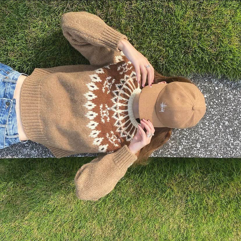 のインスタグラム：「・ @celine の新作ニットめちゃめちゃ可愛いー🧡🧡🧡  先月担当者さんに入荷連絡お願いしてて🕊️  入荷してすぐ送ってくれた😭✨  実物とんでもなく可愛いかった🫶💕  来月誕生日だしね、、、早めの誕生日プレゼントだな🎁、、、って自分に言い聞かせてるw  #celine #celinebyhedislimane #stussy」
