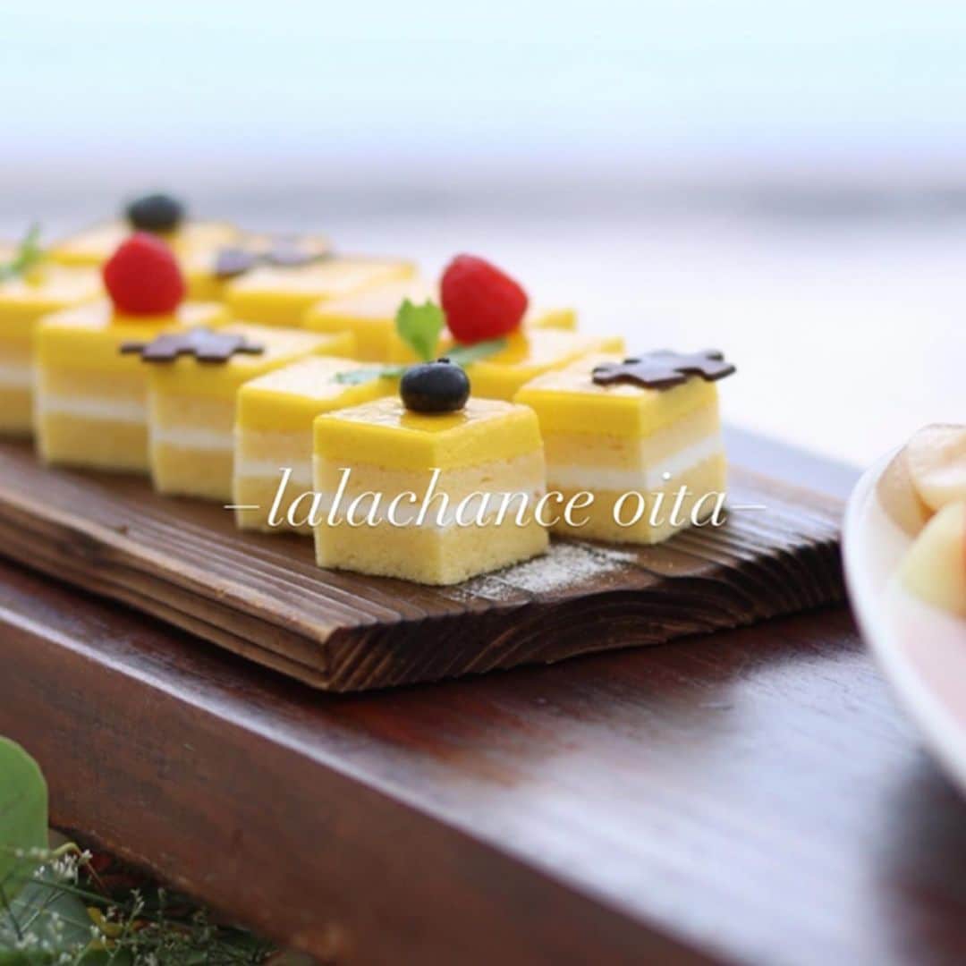 ララシャンス迎賓館　大分のインスタグラム：「・  @lalachance_oita   ララシャンスのスイーツビュッフェです🍰♪  ---------------------------------  【✨ブライダルフェア開催中✨】  気になる方はプロフィールTOPのリンクから公式HPでご予約お願いいたします😊✨  #lalachance #ララ嫁 #ララ嫁さんと繋がりたい  #大分結婚式 #ララシャンス迎賓館 #披露宴 #ウェディングフォト #ウェディングケーキ」