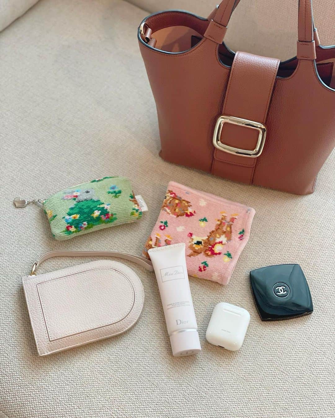 ハンナミのインスタグラム：「先日 ストーリーの質問boxに カバンの中身見たいとリクエストあったので🧳👩🏻‍🍳ˎˊ˗   のぞみちゃんから誕生日にもらった ハンドクリームがめちゃ良い香りでお気に入り✨」