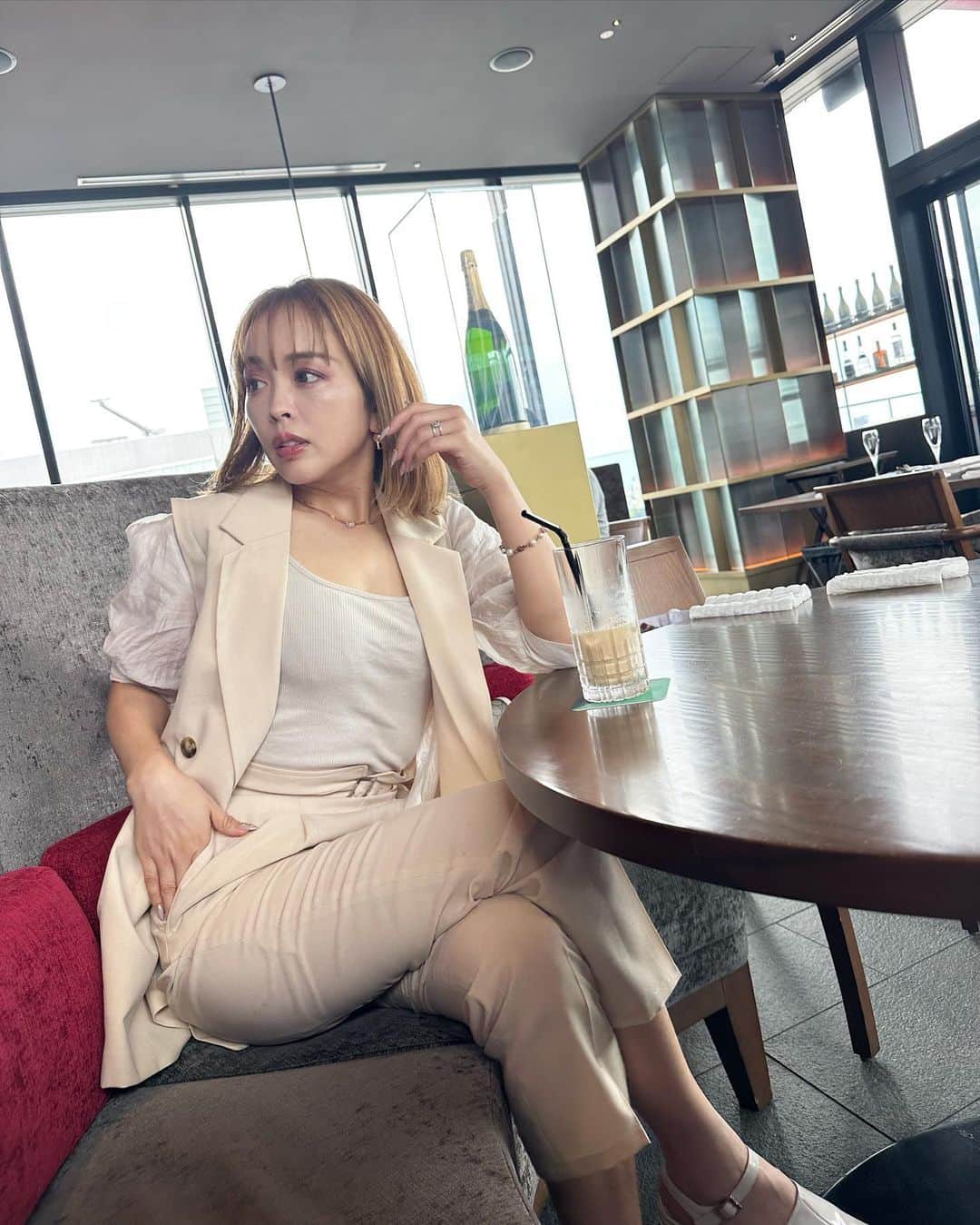 板橋瑠美のインスタグラム：「ノーマル加工なしの世界に慣れる為に定期的に撮るようにしております。  できるだけ、自分の理想（加工後の顔）近づけるように、 浮腫まないようにして小顔マッサージを頑張って、  (鼻はもう低いから諦めている。)  できるだけお肌の状態も良くいられるように、自信を持って作らせていただいているスキンケアブランド　LUMILIEを愛用し、  日焼け対策と、定期的なパックのケア、お家でホームケアコツコツ頑張りながら、  重力に逆らうことを目標に頑張ってます☻✨  まだいくらでもやることがあると思うので、諦めずに美活をがんばります！  体を冷やさないことも、食生活を整えることも全てざ関わってくるので✨✨✨  小さなことをコツコツと頑張ります！！！^ ^  今日も初めてお会いしたファンの方に、インスタそのまんま！！ というか実物の方が全然綺麗です！！！とお褒めいただき、恐縮すぎましたが、ちょっぴり嬉しかった♡  そうなれるように、日々頑張ります❤️」