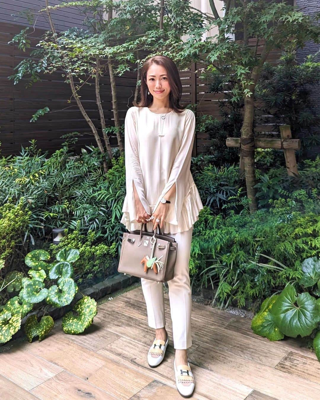 安岡あゆみのインスタグラム：「. all White🪽*˚ . #ayumi_y_ootd #tops @chloe #pants @plst_official #shoes & #bag & #charm @hermes #pierce & #necklace & #ring @tasaki_intl #watch @cartier #ring @graff & @boucheron & @chanelofficial . . #chloe #plst #tasaki #hermes #birkin25 #cartier #graff#graffdiamonds #クロエ #プラステ #プラステコーデ#エルメス #バーキン #バーキン25 #カルティエ #力ルティエ時計 #シャネル #ブシュロン #グラフダイヤモンド#タサキ」