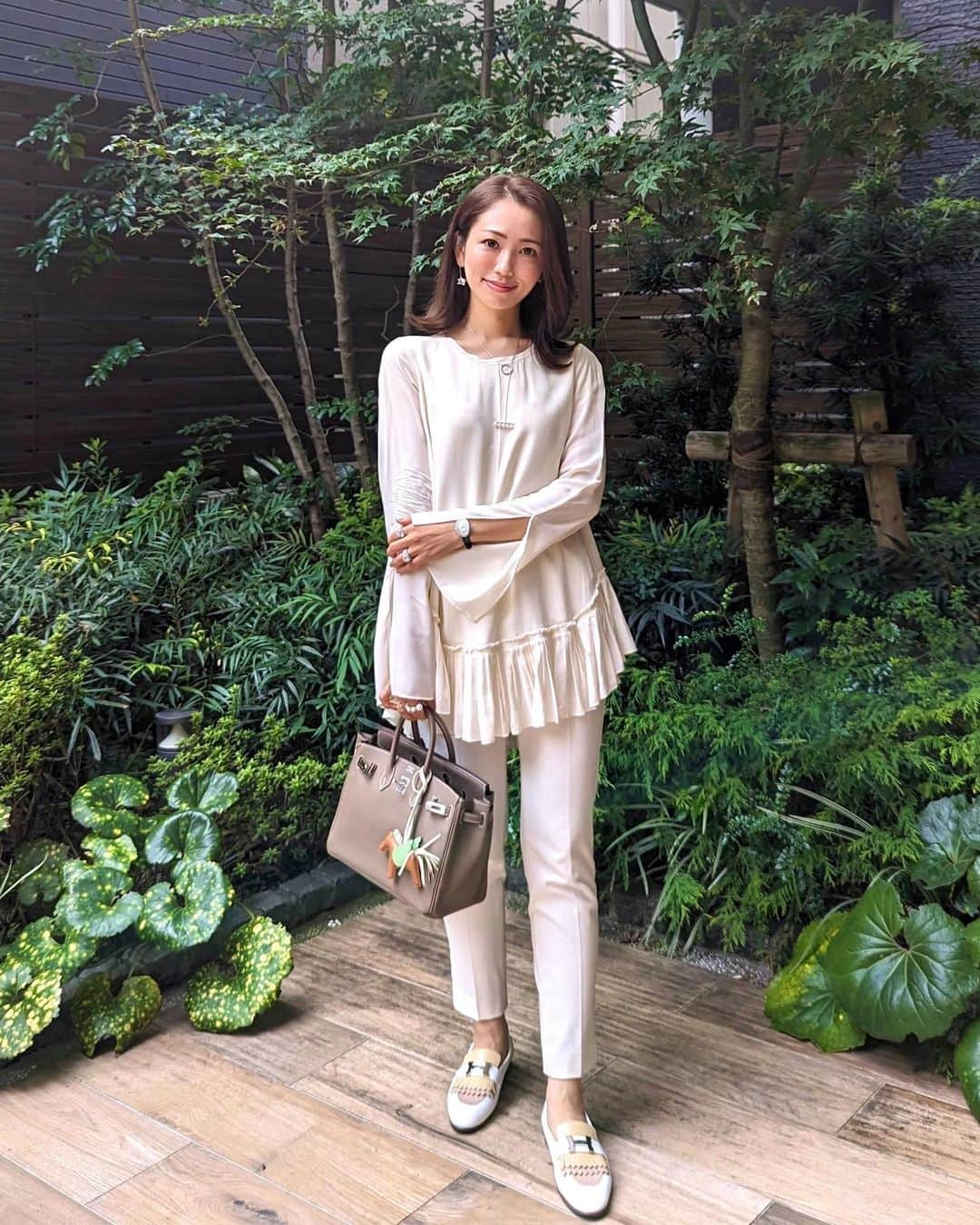 安岡あゆみさんのインスタグラム写真 - (安岡あゆみInstagram)「. all White🪽*˚ . #ayumi_y_ootd #tops @chloe #pants @plst_official #shoes & #bag & #charm @hermes #pierce & #necklace & #ring @tasaki_intl #watch @cartier #ring @graff & @boucheron & @chanelofficial . . #chloe #plst #tasaki #hermes #birkin25 #cartier #graff#graffdiamonds #クロエ #プラステ #プラステコーデ#エルメス #バーキン #バーキン25 #カルティエ #力ルティエ時計 #シャネル #ブシュロン #グラフダイヤモンド#タサキ」9月17日 21時25分 - ayumi_yasuoka