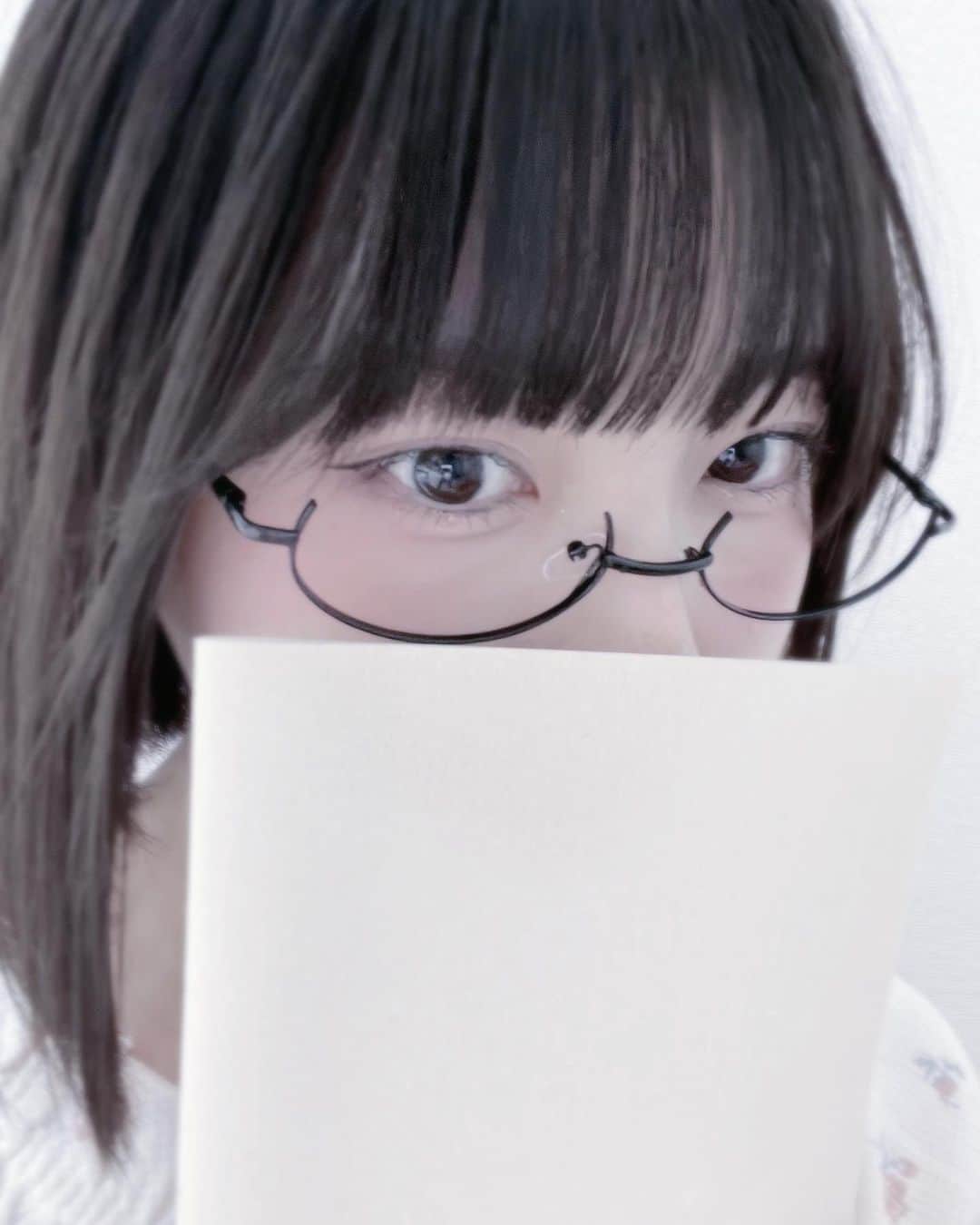 桜ひなののインスタグラム：「交換日記、 だれにも見せちゃだめなんだよ？ ⁡ ⁡  ⁡ ⁡ #メガネ   #交換日記  #kawaii  #cute  #lovely」