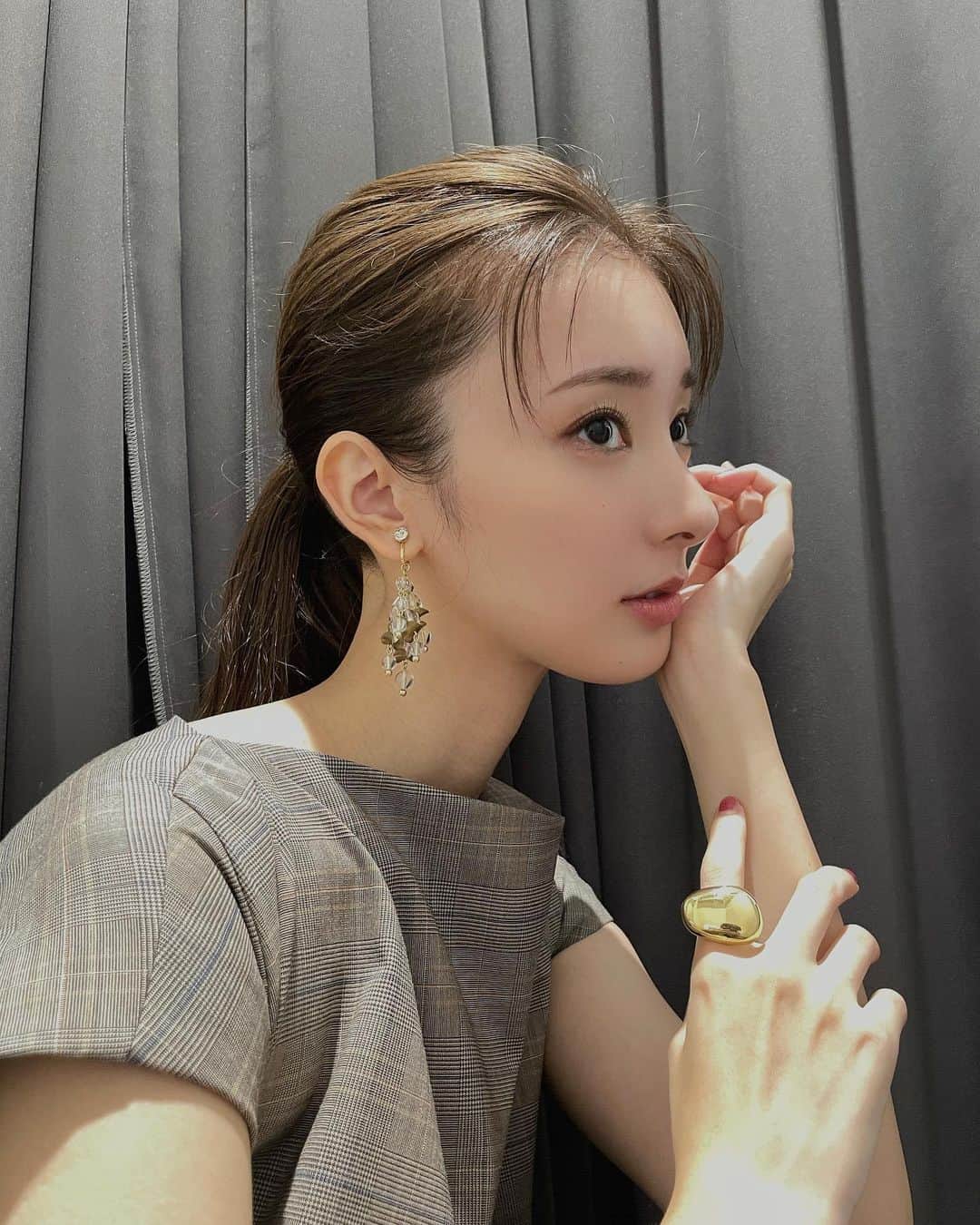 宮本茉由さんのインスタグラム写真 - (宮本茉由Instagram)「. 本日、「あいたい美的2023」にてKUBOKIさん石川ユウキさんと共にトーク&メイクショーに登壇させて頂きました！  紫外線対策も抜け感のある顔作りも ビューティーUV一本でばっちしです🥰  衣装タグ🏷️  ワンピース　@lanvin_en_bleu_womens イヤリング　@momo__jewellery リング　@seasukii_jp 靴　@dianashoespress  #美的」9月17日 21時36分 - mayu_miyamoto_official