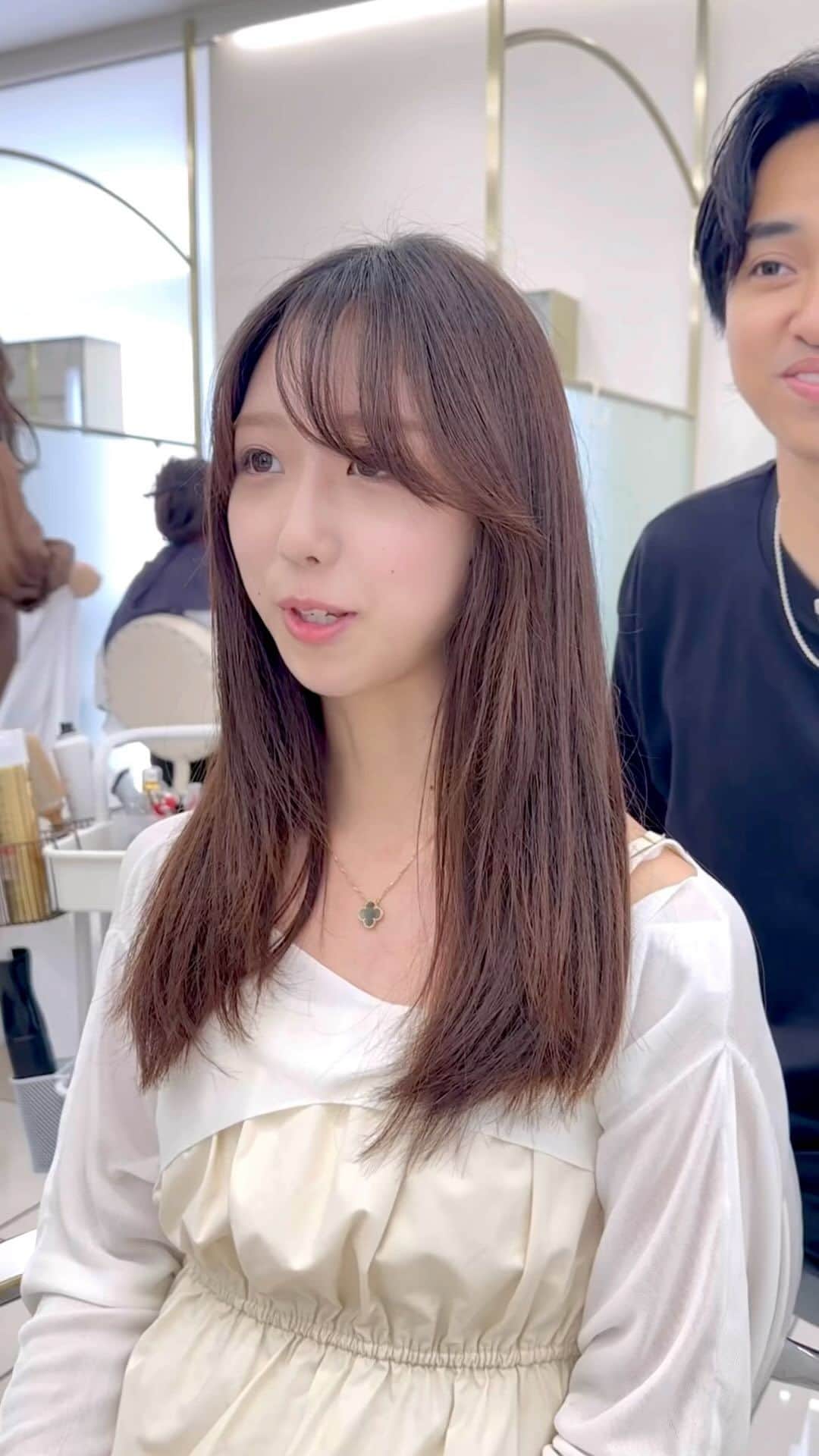 高橋英昇のインスタグラム：「毎日全国から来て頂きありがとうございます🙇‍♂️✨ 大人っぽくしたい方や薄めにしたい方、 オーダーの際に保存してお使いください✨ ˗˗˗˗˗˗˗˗˗˗˗˗˗˗˗˗˗˗˗˗˗˗˗˗˗˗˗˗˗˗˗˗˗˗˗˗˗˗ ⁡ ◌ @eisho_coa  ⁡ 前髪顔周りのどんな悩みも 是非ご相談下さい✨ ⁡ ☑︎流し前髪だけど要望と違う ☑︎前髪顔周りを切られすぎる ☑︎顔周りがなくて困っている ☑︎前髪が巻きづらく上手くいかない ☑︎変な毛がいつも前髪に出てくる ☑︎扱いづらくて困っている ☑︎おでこが狭くて悩んでいる ⁡ などなど 少しでも気になることは全てお聞かせ下さい✨ メモ持ってきても大丈夫です📝 ⁡ ˗˗˗˗˗˗˗˗˗˗˗˗˗˗˗˗˗˗˗˗˗˗˗˗˗˗˗˗˗˗˗˗˗˗˗˗˗˗ ⁡ ⁡ ◌ 料金 ◌ ・カット ¥8800 ・カット 𓂃 トリートメント ¥12100 ・カット 𓂃 カラー ¥17600 ・カット 𓂃 カラー 𓂃 トリートメント ¥22000 ⁡ ※初回のみ指名料+¥3300かかります。 2回目以降は指名料無料です。 ⁡ ⁡ 𓂃 よくあるご質問 𓂃 ⁡ ⁡ Q . 予約はどうしたらいいですか？ ⁡ ✎ プロフィールのURLからお待ちしております✨ ⁡ ⁡ Q . 場所はどちらですか？ ⁡ ✎ 東京都中央区銀座6-13-9 GIRAC GINZA 7F 【銀座駅5分、東銀座駅から徒歩3分】 ⁡ ⁡ Q . 投稿に可愛い子しか載っていないですが、 私が行っても大丈夫ですか？ ⁡ ✎もちろん大丈夫です。 僕のお客様は【3歳〜74歳】の 子連れ様から老若男女幅広いの方が ご来店してくださっております。 女性は必ず可愛くします！ 実は男性のカットも得意です。 最近ご紹介もかなり多いです✨ ⁡ Q . どんな美容師？ ⁡ ✎ お話するのが好きです✨ ただ施術中は技術に没頭する時があり その時はあまり話さなくなります✂︎ ⁡ Q . カウンセリングはしっかりしてもらえますか？ ⁡ ✎もちろんです！ 前髪顔周りの生え際、癖毛、割れめ、こめかみ、 頬骨、えら、丸顔、面長、りんかく などのお悩みもしっかりカウンセリングさせて頂いてから 施術に入らせて頂きますのでご安心ください✨ ⁡ ⁡ カットは【前髪】【ロングレイヤー】 が好きですが、 ミディアム、ボブ、ショート、 メンズカットも好きです。 巻きも得意なので、 知りたい方はなんでもお伝えします✨ ⁡ カラーはブリーチなしのワンカラーで 【艶感】【透明感】【くすみ感】が出るように 300種類以上の中から 独自の配合で調合しております。 ⁡ ストレートはダメージを最小限で抑えられるように かなりこだわっています！ 微アルカリ〜弱酸領域の範囲で施術するので 基本的に【ヘアカラー】と同時施術が可能です✨ ⁡ トリートメントはできるだけ長持ちできるように 【手触り】【質感】にこだわっています！ あとはアウトバスのヘアケアも重要なので 興味ある方はしっかり説明しています✨ ⁡ パーマは最近持ちの良いデジタルパーマが好きです。 熱処理する事で普通のパーマより持ちが良くなります。 僕の使う薬剤は基本的にダメージを最小限でかけるので コテを使って巻いても大丈夫です。 巻かなくても普段のスタイリングはかなり楽になります✨ ⁡ #銀座　#千葉　#前髪カット　#顔周りカット　#小顔カット　#おくれ毛カット　#顔周り　#前髪　#シースルーバング　#かきあげ前髪　#小顔に見える顔周り #小顔カット #似合わせカット　#おくれ毛　#前髪顔周り似合わせ」