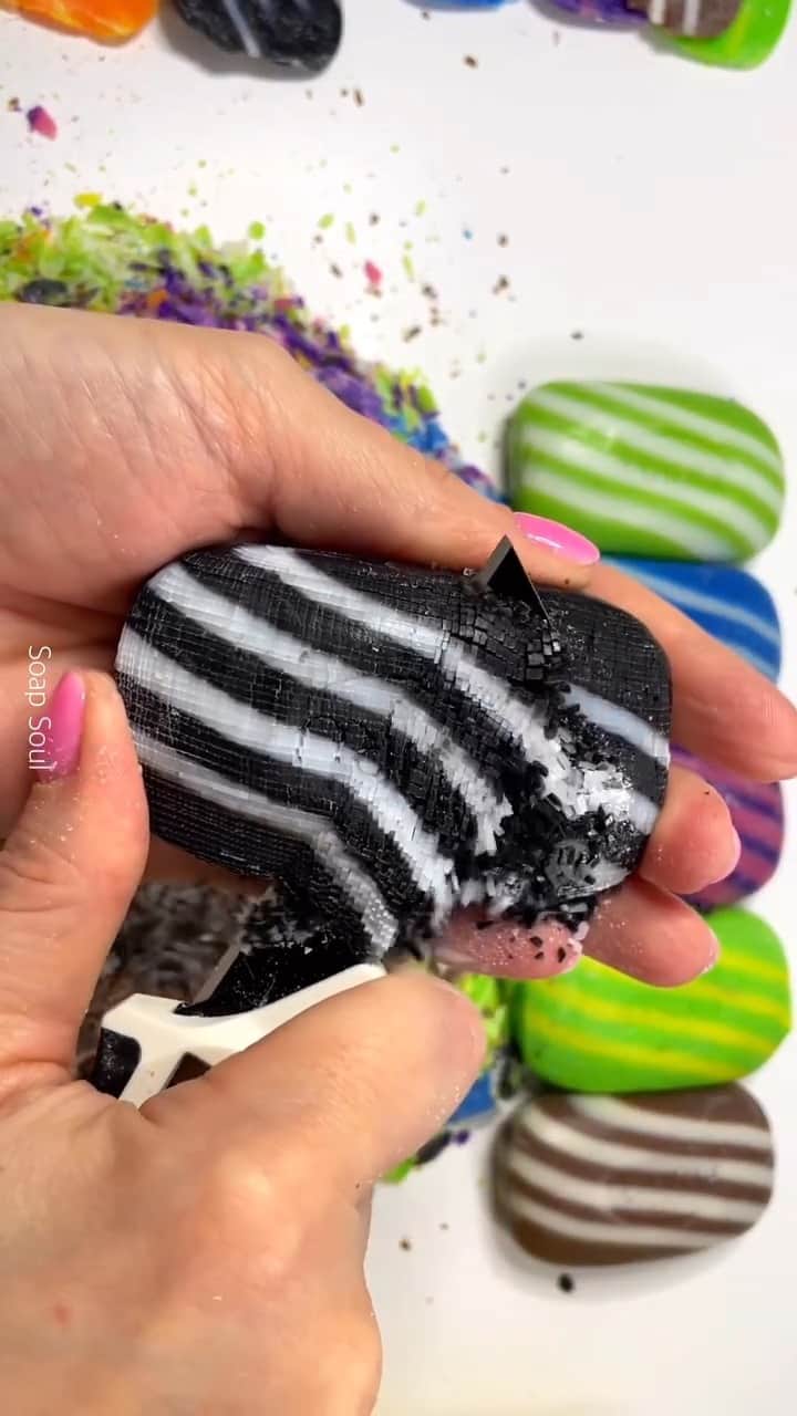 SHEINのインスタグラム：「Why is this soap cutting video curing all of our woes?? 🧼👂🫣 @soap.soul  #SHEINinspo」