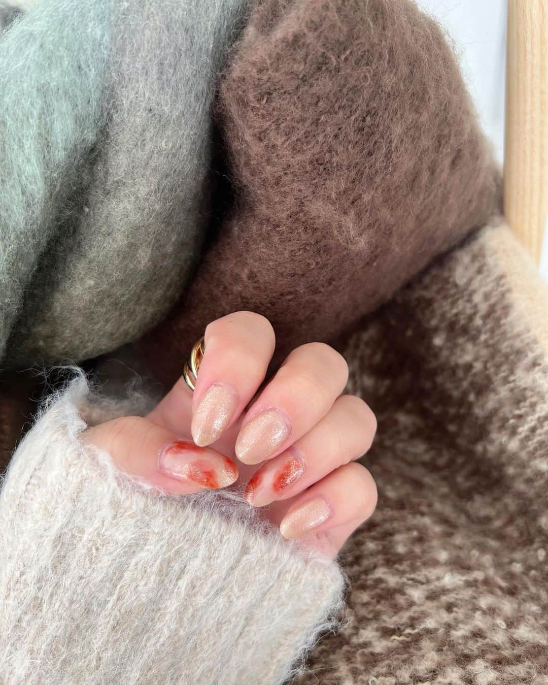 榊本麻衣のインスタグラム：「💅⋆゜ ⁡ ⁡ 最近またセルフジェルにハマってる🤭♡ ⁡ 今は100均でジェルが買える時代やから 沢山カラー買っていろんなのやってみたい🧡 ⁡ 今は秋カラーのニュアンスネイルとかしたいな🍁 ⁡ ⁡ #nail #mai___nail #art #newnail #セルフジェルネイル #セルフネイル #ジェルネイル  #ネイル #セルフジェル #セルフネイル部 #ニュアンスネイル #ニュアンスネイルデザイン #ネイルデザイン #アートネイル  #ベージュネイル #ゴールドネイル #ベージュ #ダイソーネイル #セリアネイル #塗りかけネイル #セリアジェルネイル #ダイソージェルネイル #秋ネイル #テラコッタ  #gold #beige #goldnail #beigenail」