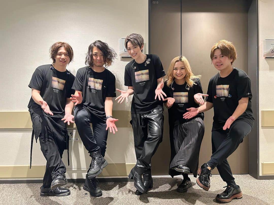 七海ひろきのインスタグラム：「☆ ライブ「DAYLIGHT」大阪NHKホールで2回公演✨ これまでのライブも、もちろん楽しかったけど、みんなの声と反応をダイレクトに感じられるのが、やっぱり好きだなって思う。 残すは、21日葛飾ファイナル1回！！ 夜明けの太陽のように熱く燃えてこー🌅配信もあるからよろしく。 大阪のバンドメンバーと📷力強いサウンドありがとうございました。 . #ライブツアー #DAYLIGHT」
