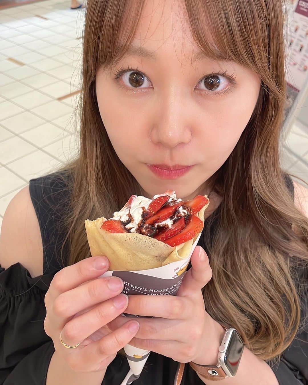 門脇佳奈子のインスタグラム：「生クリームはいっぱい食べれないので数口もらってあとはあげました🍓」