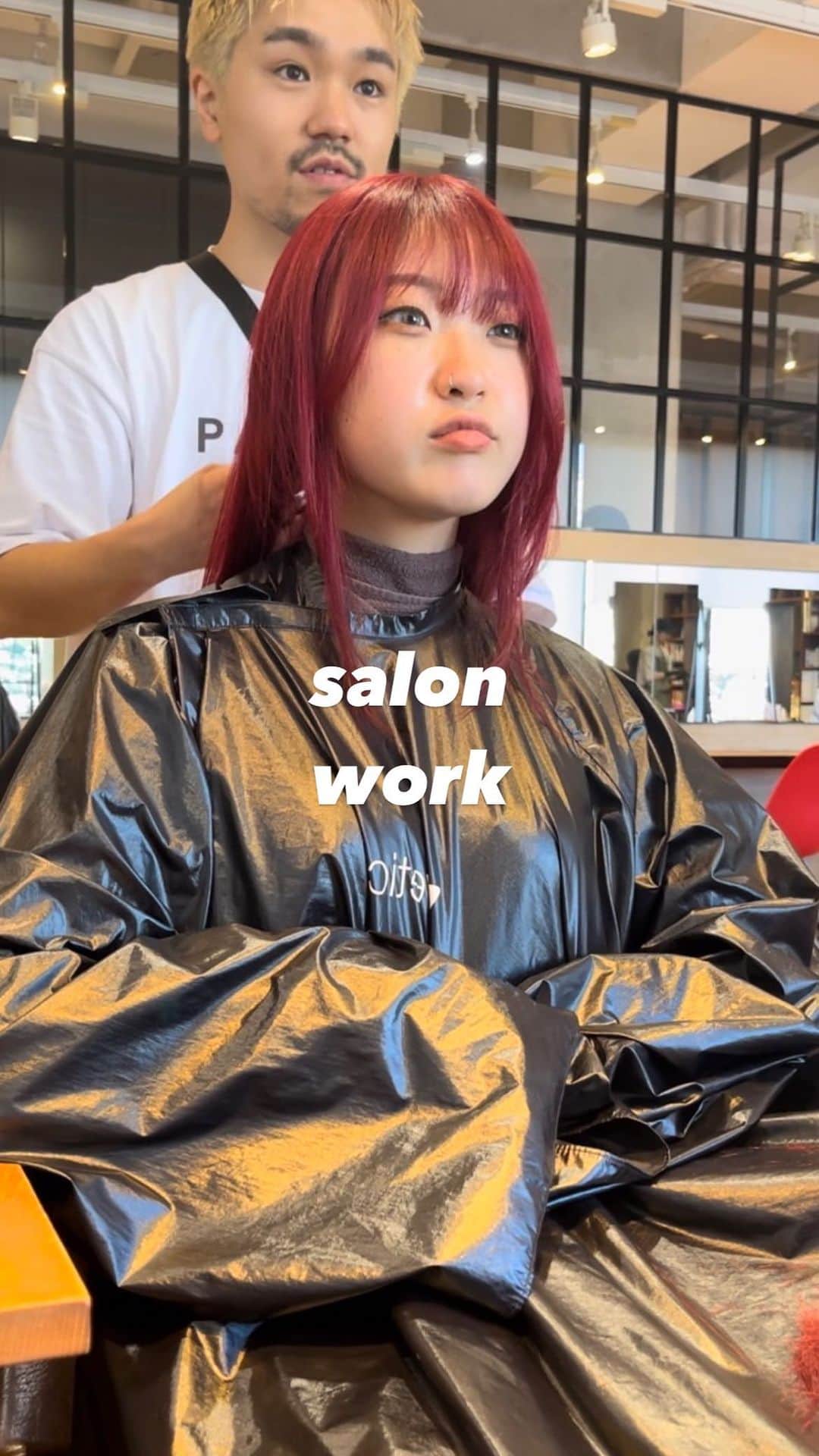 veticaのインスタグラム：「ビビットすぎないred colorと レイヤースタイルの相性抜群  hair @eitayoshinari   #赤髪 #レイヤー #レイヤーカット #フェイスレイヤー #ミディアムレイヤー #ブリーチ #ブリーチカラー」