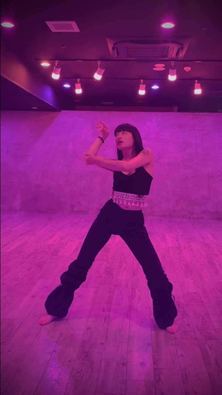 新野彩乃のインスタグラム：「Playing🎃  🎧唱 / Ado 🐅choreo by me . . . . . . #voguer #dance #dancer #handsperformance #armscontrol #choreography #dancechoreography #Ado #唱 #ユニバハロウィン #nagoya」