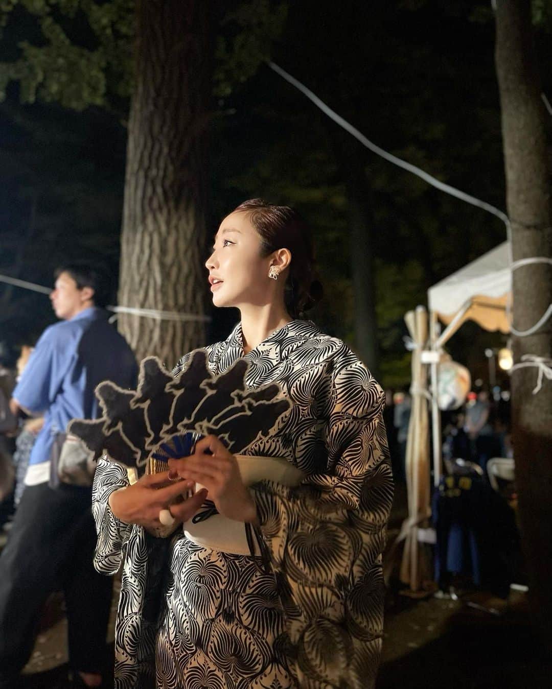 神崎恵のインスタグラム：「・ 息子と、公園で遊び、プールで泳ぎまくり、夜はお祭りへ。 数年ぶりの賑やかさ。 目一杯楽しんできました。 黒白の浴衣は、強くなりすぎないようベージュのリップを合わせて、眉頭はふさふさに。 ポイントは、ピカチュウピアスとゴジラの団扇⚡️🦖 息子の好きなものをあちこちに。」