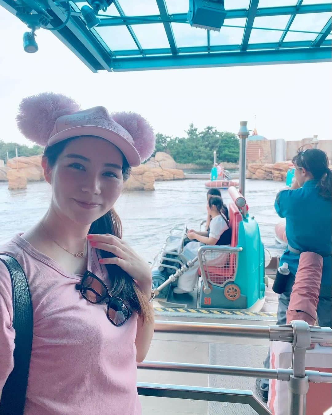 大塚莉奈のインスタグラム：「Tokyo Disney Sea♪ ショーより乗り物派なのですが、ビリーヴ初めて観ました！想像以上に良かったです^ - ^ #disneyseajapan #アクアトピア #ínstagood」