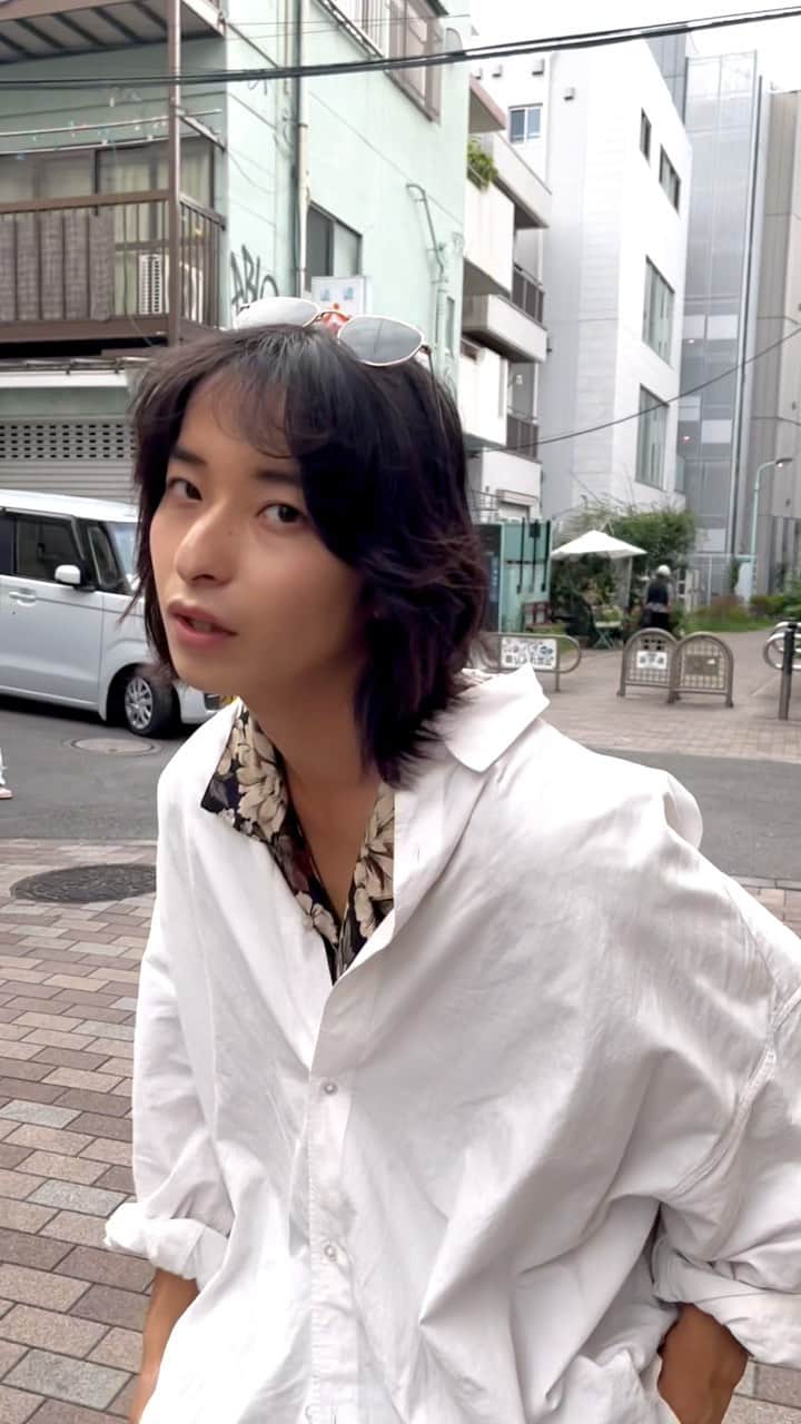 上野一稀のインスタグラム：「・ white shirt. in shibuya. ・ ・ ・ ・ ・ ・ ・ ・ ・ ・ ・ ・ ・ #メンズファッションコーデ #メンズファッションコーディネート #レイヤードコーデ #メンズモデル #シャツコーデ #カジュアルファッション #ユニセックスコーデ #ユニセックスファッション #fashionjapan #秋服コーデ #秋服コーディネート」