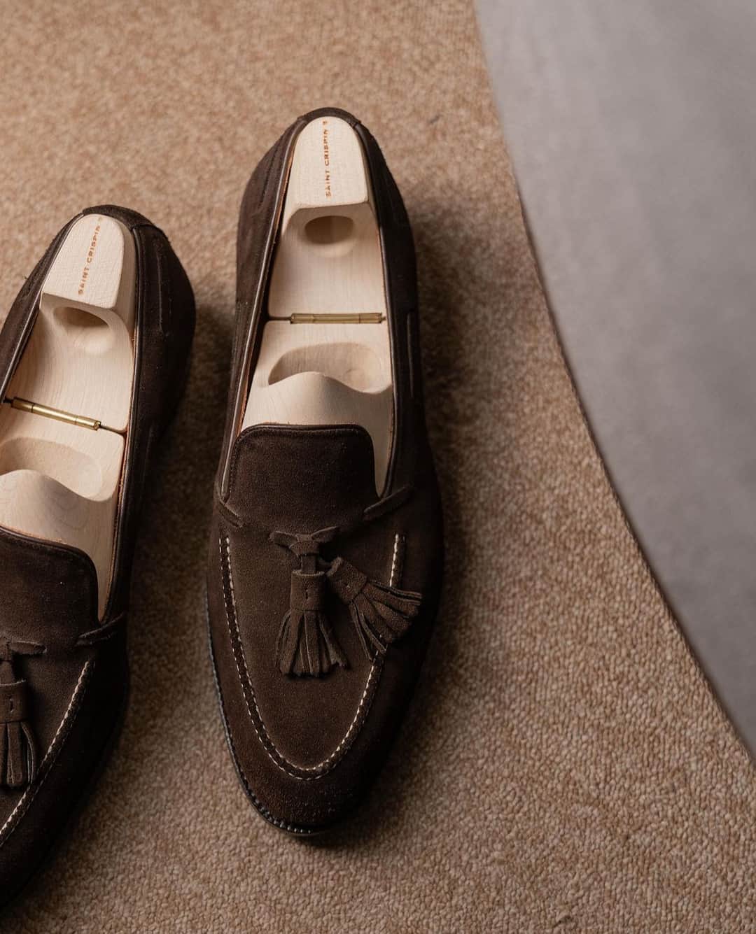 サンクリスピンのインスタグラム：「One thing that separates a Saint Crispin’s tassel loafer is the generous proportions of the tassels. The length of the tassel gives the shoe more elegant proportions - ensuring it is more flattering on the foot. A small detail appreciated by the discerning few…⁣ Courtesy of @therefinement.official  #shoes #handmadeshoes #madetoorder #mtoshoes #bespokeshoes #handwelted #shoeporn #madebyhand #shoestagram #agentlemanschoice #onlyforgentlemen」