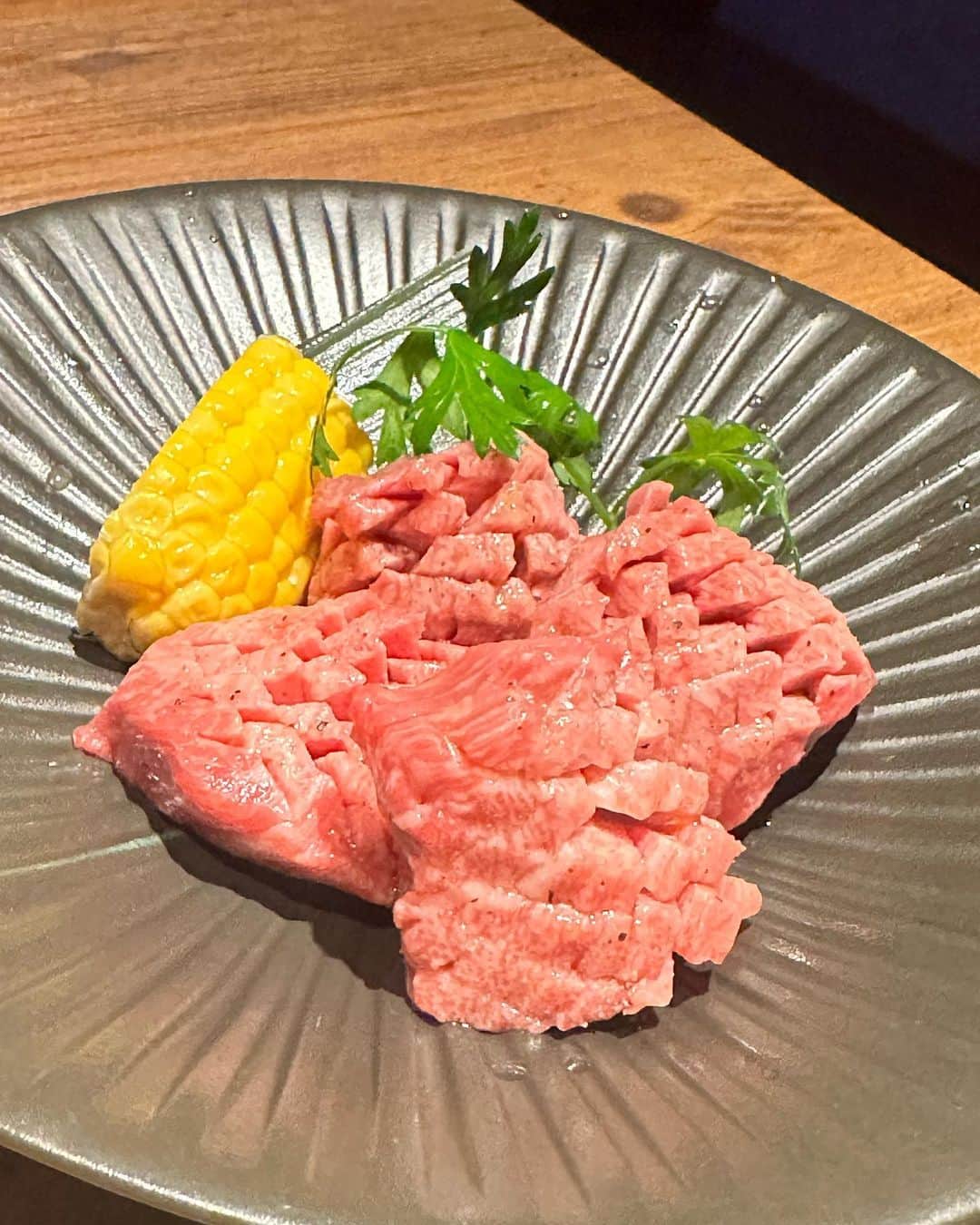 真優川咲さんのインスタグラム写真 - (真優川咲Instagram)「#🥩#🐂#🍽️ ✨ 大好きな#焼肉屋さん 🧡 #一頭や 【 @tokyoyakinikuittouya 】に ミーと行ってきたよん🎶  ここは #歌舞伎町 のど真ん中にあって 朝までやってるのに#お肉 のクオリティが高めで 個室もあるので#デート にもおすすめの#焼肉 屋さん❤️‍🔥  特に#厚切りたん と#肉寿司 は 大好きで絶対たべるメニュー☺️👅  最近食欲旺盛すぎなので..しっかり #ボディケア も頑張らなきゃっ😛🐖🧖‍♀🏋🏼‍♀️✨️ #Love #happy #食欲の秋  #焼肉デート #焼肉女子会 💋」9月17日 21時45分 - saki_411