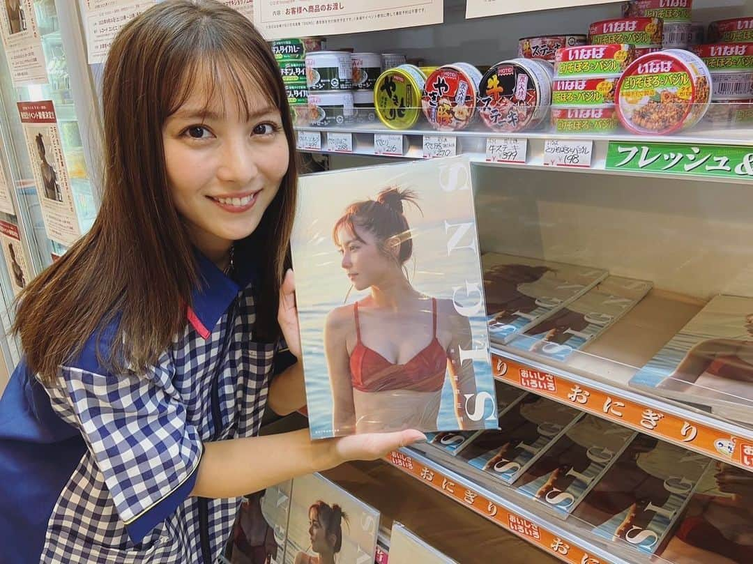 石川恋のインスタグラム：「遂に本日写真集「SIGNS」通常版が発売となりましたーー！  https://amzn.asia/d/ap5XoeR （プロフィールからも飛べます☺️）  なんとAmazon内のカテゴリでベストセラー1位！ たくさんの方の手に取っていただけて本当に嬉しいです🌙  また、昨日開催された @record_conveni での通常版発売記念イベント🏪🔥 【いらっしゃいませ！写真集あたためますか！？】 も、無事大成功！？ありがとうございました🩵 「SIGNS」コンビニジャック＆1日店長という前代未聞の試み！ 始まる前はどうなることかとドキドキしていましたが、写真集で埋め尽くされた店内の光景は想像以上の迫力で、笑 そんな中でコンビニの制服を着てお客様をお迎えできて、写真展の時とは一味違うシュールで面白いイベントになり、また一つ思い出に残る素敵な経験ができました！ イベントにご来場いただいた皆さま、そしてご協力いただいたレコードコンビニさま。 本当に本当に、ありがとうございました！！  今日やっと通常版の発売日を迎えられたことで、「SIGNS」にかけてきた時間は一区切りとなりました。 この1年間ずっと私たちプロジェクトチームの中にしか存在していなかった「SIGNS」が羽ばたいていってしまったことに、少し寂しさもありつつ、、 やっぱりそれ以上に感動と嬉しさ、そして達成感を大きく感じています！ 自分たちが今持てるだけの表現を出し切り、情熱と愛情を込めに込めて完成させた作品が今回の「SIGNS」です。 私にとってかけがえのない大切な作品「SIGNS」が、これからも大きく羽ばたいていってくれますように🪽🩵  写真集アカウントの方では思い出やオフショットも含めてまだまだ更新していくので引き続きチェックしてください🔥 ▶︎▶︎ @rnrnbook」