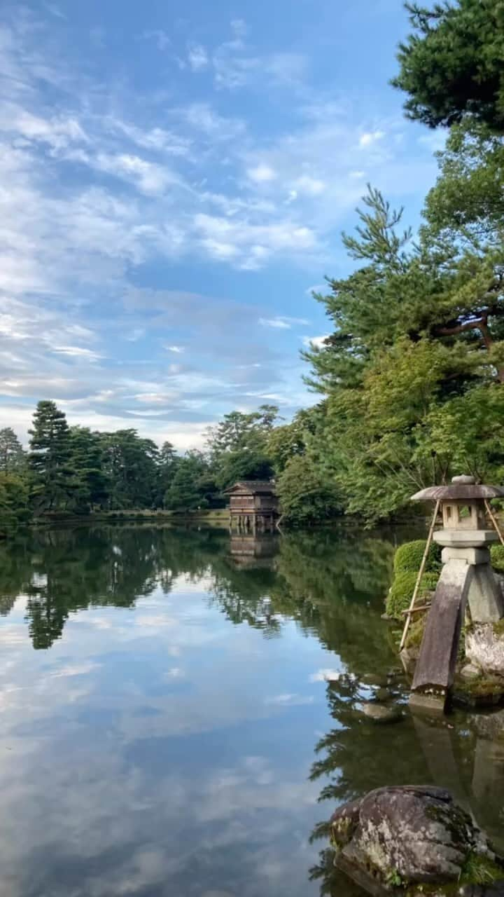 chai0219のインスタグラム：「金沢2日目  早朝の兼六園に始まり 良く歩き 良く食べました。 景色ばかりで作成したかったのですが なんだかよくわからなくなって 食べた物も加えてしまった😂  もっと食べてます。  #兼六園」