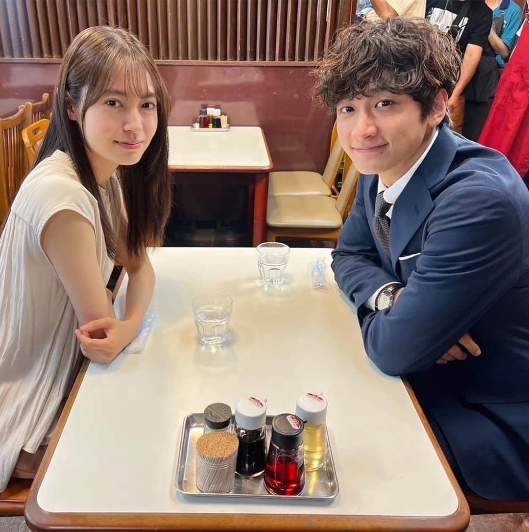 夫婦が壊れるときさんのインスタグラム写真 - (夫婦が壊れるときInstagram)「⋱🥀𝑺𝒕𝒐𝒓𝒚  𝐄𝐏𝟏𝟏🌹⋰ #となヒミ ついに 最 終 回 前 話❕ 第𝟏𝟐話は𝟗月𝟐𝟐日(金)   ついに対面した藤子と仁科サン あの思い出の中華屋さんで… 向き合う勇気を持った藤子さん 凄いです…！  ２枚目以降は #田辺桃子 さん #小関裕太 さん のオフショット📸✨ こんな緊迫したシーンでも お二人はいつも通り穏やかです☺️✨  第11話の感想 コメント欄でお待ちしております💓  𝐓𝐕𝐞𝐫・𝐇𝐮𝐥𝐮で配信中✨ プロフィールのリンクから ぜひご覧ください❕  【金曜ドラマ𝐃𝐄𝐄𝐏】 #癒やしのお隣さんには秘密がある  最 終 回 前 話❕ 第𝟏𝟐話は𝟗月𝟐𝟐日(金)  地上波は𝟐𝟔:𝟒𝟎❕ 𝐓𝐕𝐞𝐫・𝐇𝐮𝐥𝐮 は𝟐𝟒:𝟑𝟎❕  #田辺桃子 #小関裕太 #武田航平 #矢吹奈子 #前田公輝 #森永悠希 #奥智哉 #となヒミ」9月17日 21時39分 - deepfriday_ntv