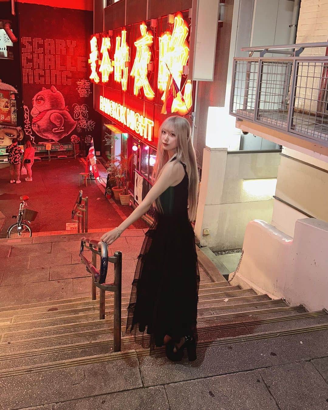 椎名栞のインスタグラム：「夜のお散歩。 . . . . . #夜  #夜カフェ  #お散歩  #お散歩日和  #渋谷  #渋谷カフェ  #渋谷ランチ  #shibuya  #ハイトーンカラー  #ハイトーン  #アイドル  #地下アイドル  #🐈‍⬛」