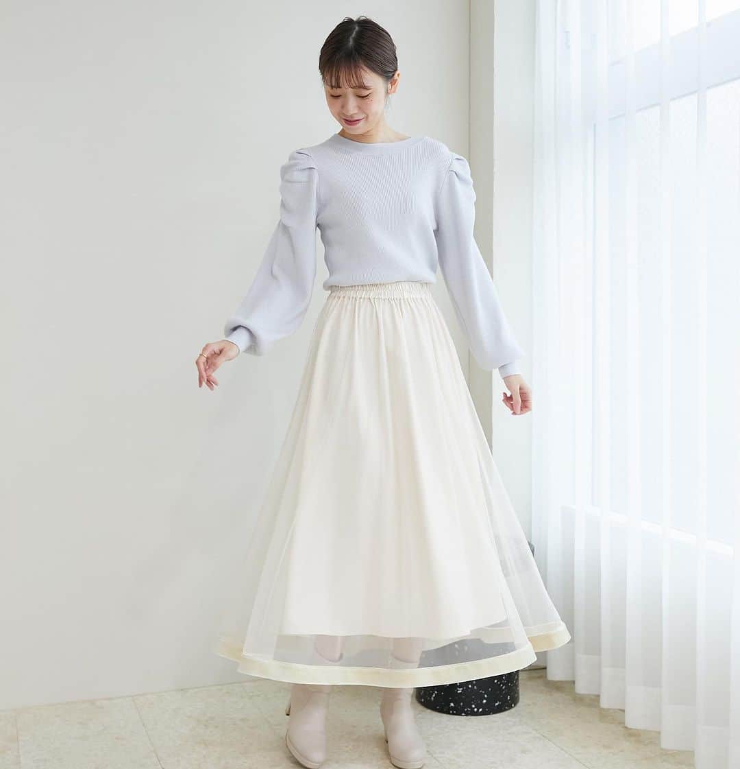 MAJESTICLEGONさんのインスタグラム写真 - (MAJESTICLEGONInstagram)「【pre order💐】 コーデに華やかさをプラスしてくれる 贅沢なボリューム感が魅力のチュールスカート✨  裾にはベロアパイピングで オトナかわいいアイテムに🥺  チュールが柔らかいので 動く度にふんわりと揺れるシルエットが魅力的💖  🔻裾ベロアチュールスカート （アイボリー/ピンクベージュ/グレー） ¥7,260  いいね&保存で見返してみてね✅  #マジェスティックレゴン #majesticlegon #秋服コーデ #カフェコーデ#骨格ウェーブコーデ #骨格ストレートコーデ #骨格ナチュラルコーデ #着痩せコーデ #フェミニンコーデ #大人フェミニン #大人レディ #大人かわいいコーデ #大人シンプル #上品コーデ #女っぽコーデ #チュールスカート #ロングスカート#ティアードスカート#柄スカート#フレアスカート#ヘムスカート」9月17日 21時39分 - majesticlegon_official