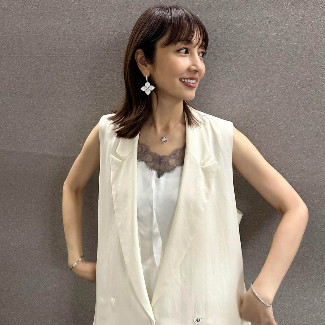 矢田亜希子のインスタグラム：「テレビ朝日『10万円でできるかな』 9月18日20:40〜 #10万円でできるかな #テレビ朝日#帰れマンデーのすぐ後です 衣装は ジレ・トップス・スカート @fabianafilippi  @aoi.1961 ジュエリー @roberto_coin シューズ  @sergiorossi」