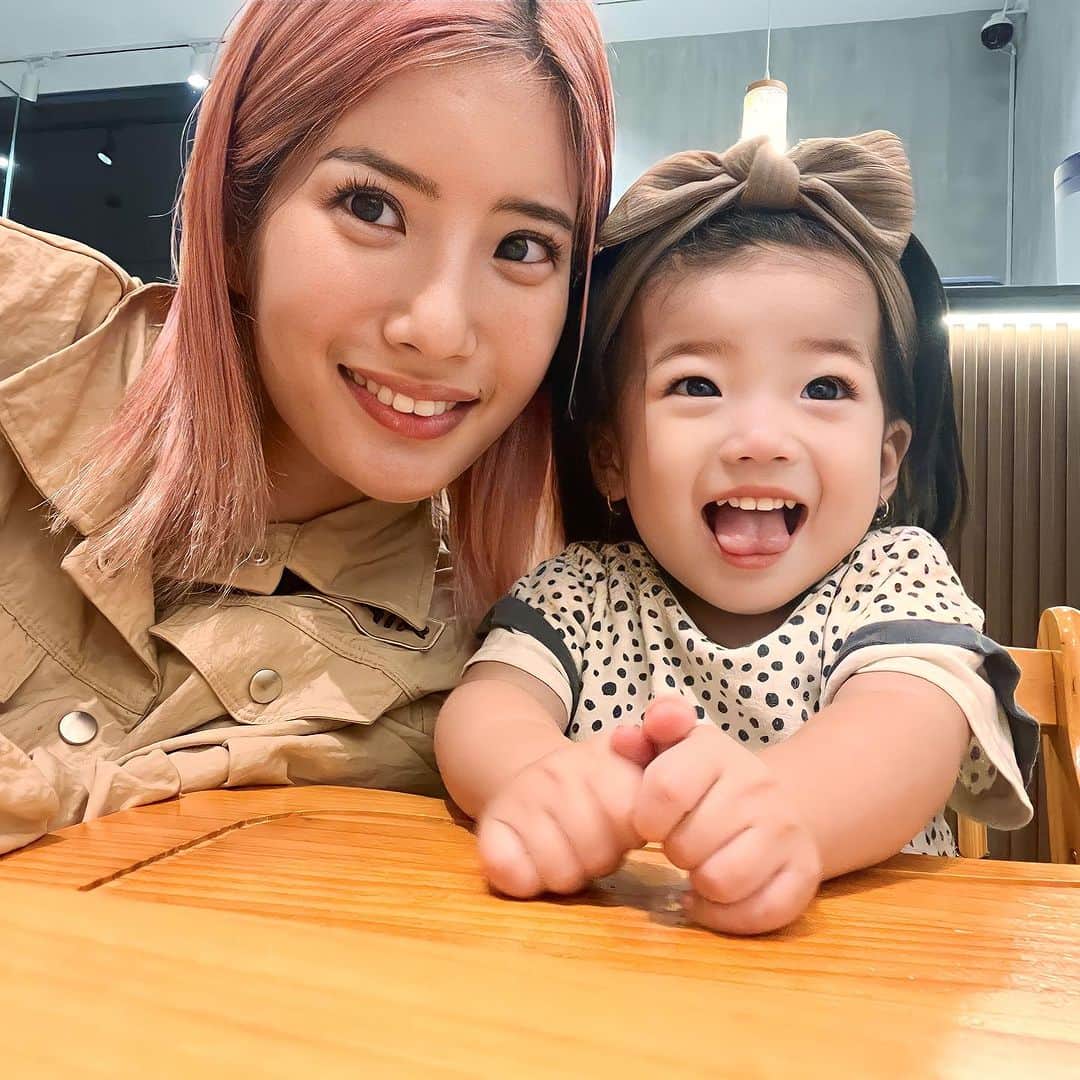 のインスタグラム：「ニコりん可愛すぎる🩷🩷 皆んなで火鍋行った時の📷🫶🏻 #女の子ママ #ママ #ママコーデ #ママファッション #一歳 #火鍋 #海外移住 #海外 #移住 #フィリピン #セブ島」