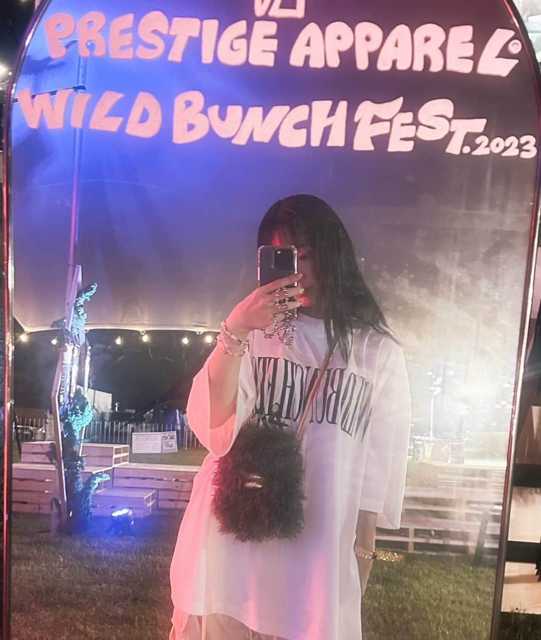 永井愛実のインスタグラム：「・ WILD BUNCH FEST 2023 初フェス参戦してきました📣  会場内にプレステージアパレルブースもあって 可愛いくて素敵なお洋服やバック…💭 私は今日バックもゲットしちゃいました💋🖤  フェス自体はもちろん 音楽の楽しさを肌で感じることができて とっても感動しました、、、 何回も鳥肌が立ちました  そしてそんな日をおしゃれに楽しむこともできて とっても幸せな1日を過ごせました☀️  9/18明日も参戦っ🫡   #wbf   #ワイバン来た   #夏フェスをオシャレに   #PRESTIGEAPPAREL」