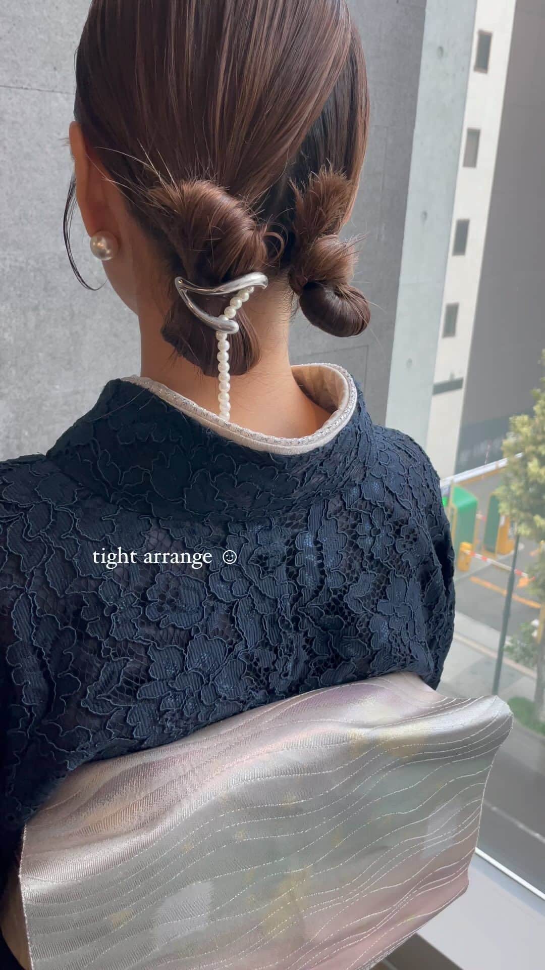 YUMIKOのインスタグラム：「タイトなアレンジ☺︎  素敵なご姉妹でいらしていただきました お着物素敵〜っと思ったらやはりあらちらのお着物でスタッフさんで☺️こんなに綺麗に自分できたい🥺  ありがとうございました〜  #結婚式ヘアアレンジ#札幌美容室#札幌美容師#sknow#ヘアアレンジ#お呼ばれヘア#결혼식#헤어#前髪パーマ#좋아요#卒業式ヘア#홋카이도#着物」