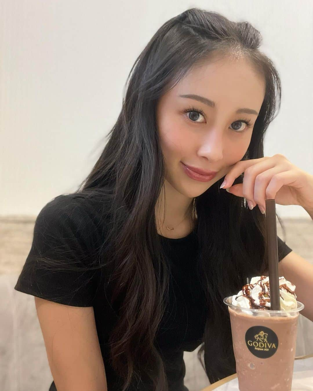 長沼南帆のインスタグラム：「チートデイ🍫 甘すぎて飲みきれなかった🤤  #godiva #godiva🍫 #godivachocolate #godivacafe #ゴディバ #ゴディバカフェ #ゴディバショコリキサー #ショコリキサー #みなとみらいカフェ #みなとみらいランチ #チートデイ　#godivachocolates #초코렛 #고디바 #고디바초콜릿 #고디바초콜렛 #고디바초코 #고디바카페 #일본여행 #일본카페 #미나토미라이 #요코하마 #미나토미라이카페 #다이어터 #치트데이」