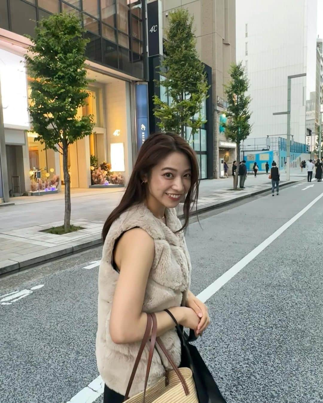 山口清香のインスタグラム：「夕方の銀座の空、綺麗だった🌆  メンテナンスでよく行く銀座！ 14日に向けて @faceline_plus でハーブピーリングとデコルテコルギ、ヘッドスパをしてもらいました☺️ 浮腫みもとれて本当にスッキリした🌿  #メンテナンス #フェイスラインプラス #コルギ #ハーブピーリング #銀座エステ #クリスティーナ」