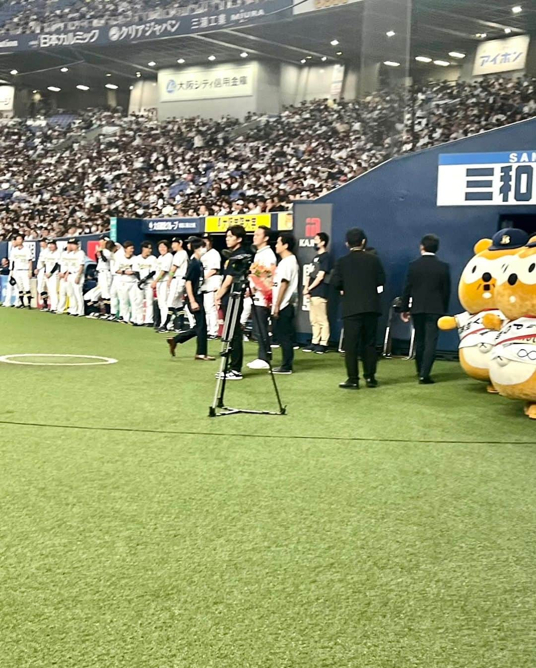 永倉由季さんのインスタグラム写真 - (永倉由季Instagram)「. . ⁡ 【国歌斉唱🇯🇵 in 京セラドーム大阪】 　　 　　　 昨日16日(土)は 『オリックス・バファローズ 対 東北楽天ゴールデンイーグルス 戦』の前に 　　　　　 今年2回目の 『国歌斉唱』をさせて頂きました。 　 @orix_buffaloes  ________________   ⁡ 朝から本番まで   何度も何度も 岡本麻奈先生に稽古をして頂き (歩き方や胸に手を当てる形まで)   　　　 3万人以上を超える 満員御礼の京セラドーム大阪で いざ本番へ✨ 　　 　　　　　　 歌詞の意味を心に込めながら ありがたい気持ちで歌わせて頂きました。 　 　　　　　　　　 終了後は 試合も皆んなで応援し 　　　　　 打ち上げまで参加させてもらい 　 　　　　　　　　　　 活発で多動な(笑) 新たなお仲間さん方との 貴重で楽しい一日でした。 ⁡ 　　　　 #オリックスバファローズ #楽天イーグルス  #京セラドーム大阪  #国歌斉唱 #野球好きな人と繋がりたい  ⁡ ⁡ . ⁡ ▶︎アメブロ更新　↓プロフリンクから　　　　　　　　　　　　　　　@yuki_nagakura67 ⁡ ✼••┈┈┈┈┈┈┈┈┈┈┈┈┈┈┈┈••✼  　　　　　 ▶︎アナウンサー・プライベート用Instagram @yuki_nagakura67 ⁡ ▶︎ブランディング用/魅せ方・伝え方・オススメ @yuki_nagakura_brushup_salon ⁡ ✼••┈┈┈┈┈┈┈┈┈┈┈┈┈┈┈┈••✼ ⁡ ⁡ #永倉由季 #フリーアナウンサー #司会者 #顔タイプアドバイザー #顔タイプ診断® #アナウンサー #女子アナ#女子アナコーデ  ___________________________」9月17日 21時54分 - yuki_nagakura67