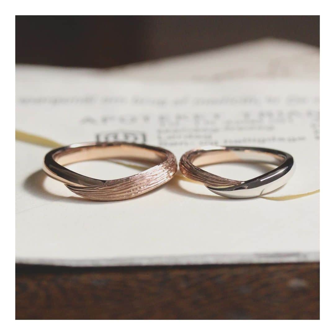 ith / イズ オーダメイド結婚指輪さんのインスタグラム写真 - (ith / イズ オーダメイド結婚指輪Instagram)「ナチュラルさと結婚指輪らしさ。 職人による手彫りをアシンメトリでお二人の指輪へ。  木肌をイメージした彫りは、手に溶け込み 自然体で身につけることができます。  女性は光沢感のあるプラチナで結婚指輪らしさもプラス。 ピンクゴールドの穏やかな色味ともマッチしていますね。  ▽ 指輪について 結婚指輪(男性)： K18PG：137,000円〜  結婚指輪(女性)： Pt950/K18PG：要お見積もり  お問い合わせコード：25147  ***********************************  ⧉ ith 公式WEB @ith_marriage アカウントTOPへ  ☞ プロフィールURLをタップ  ⧉ 暮らしに寄り添うジュエリー ith online store ☞ @ith_jewelry  ***********************************  #結婚指輪 #マリッジリング #婚約指輪 #エンゲージリング #カスタマイズ #オーダーメイド #手仕事 #職人 #アトリエ #手彫り #コンビカラー #プラチナ #ピンクゴールド #木 #ナチュラル」9月17日 21時55分 - ith_marriage