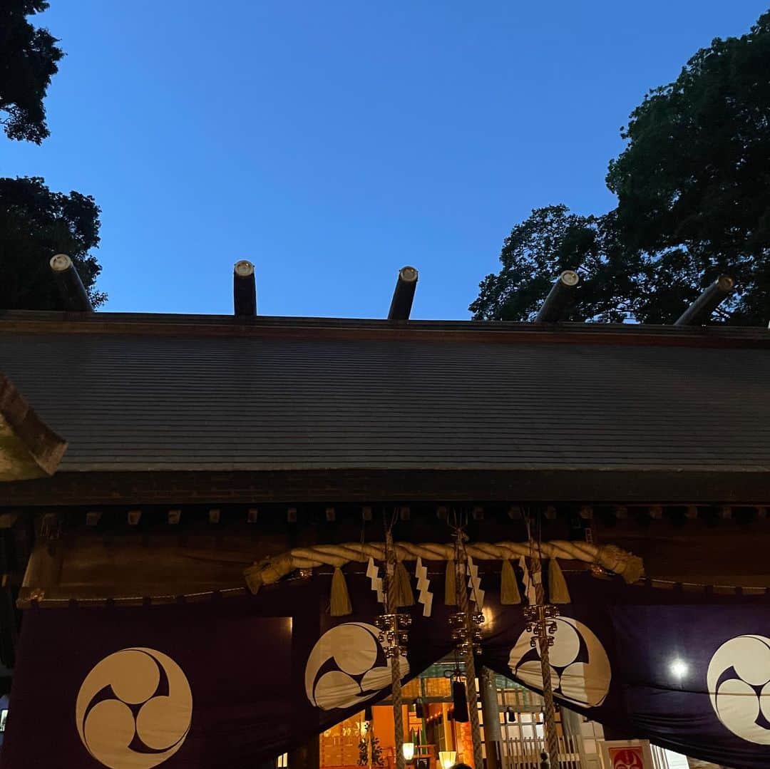 和泉元彌さんのインスタグラム写真 - (和泉元彌Instagram)「街中を車で移動しているだけで 聞こえてくる祭囃子  目を向ければ 祭半纏に身を包んだ粋な方々 神輿を目にします。  この数年が どれだけ異常だったのか 改めて実感。  この季節の本来の姿が 戻ってきましたね。  こんなに街が活気づいて見える 老若男女が一つ所に心を寄せる そんな年中行事が 全国的に行われる国でしたね。  目に見えないモノに目を向け 信じる心。  見えないものこそ 大切な事を 忘れてはいけませんね。  私どもも 氏神さんの氷川神社さまに ご挨拶してきました。」9月17日 21時47分 - izumimotoya