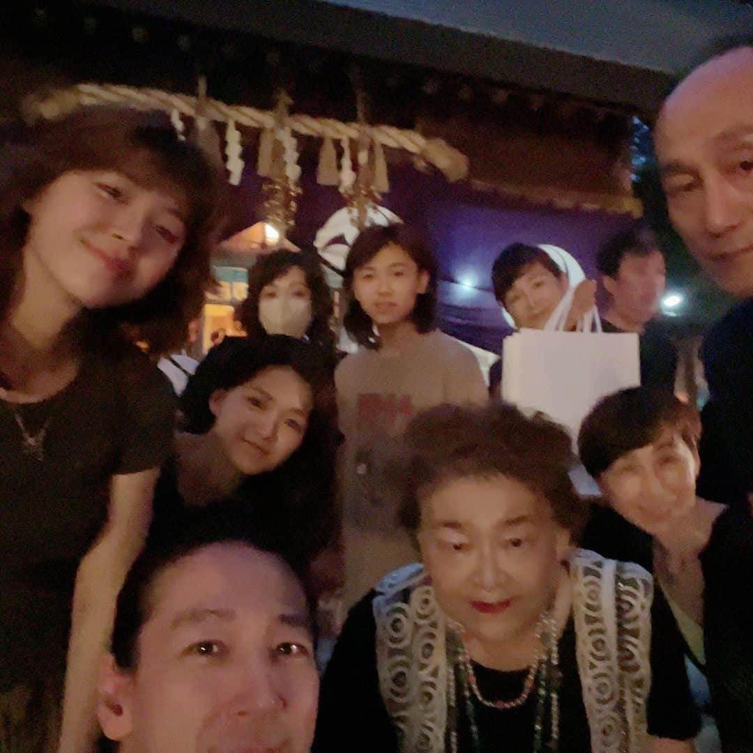 和泉元彌さんのインスタグラム写真 - (和泉元彌Instagram)「街中を車で移動しているだけで 聞こえてくる祭囃子  目を向ければ 祭半纏に身を包んだ粋な方々 神輿を目にします。  この数年が どれだけ異常だったのか 改めて実感。  この季節の本来の姿が 戻ってきましたね。  こんなに街が活気づいて見える 老若男女が一つ所に心を寄せる そんな年中行事が 全国的に行われる国でしたね。  目に見えないモノに目を向け 信じる心。  見えないものこそ 大切な事を 忘れてはいけませんね。  私どもも 氏神さんの氷川神社さまに ご挨拶してきました。」9月17日 21時47分 - izumimotoya