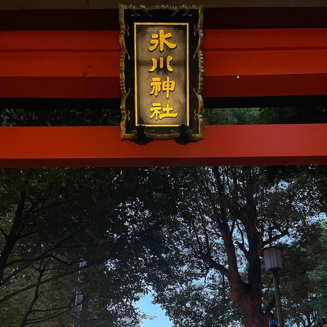 和泉元彌さんのインスタグラム写真 - (和泉元彌Instagram)「街中を車で移動しているだけで 聞こえてくる祭囃子  目を向ければ 祭半纏に身を包んだ粋な方々 神輿を目にします。  この数年が どれだけ異常だったのか 改めて実感。  この季節の本来の姿が 戻ってきましたね。  こんなに街が活気づいて見える 老若男女が一つ所に心を寄せる そんな年中行事が 全国的に行われる国でしたね。  目に見えないモノに目を向け 信じる心。  見えないものこそ 大切な事を 忘れてはいけませんね。  私どもも 氏神さんの氷川神社さまに ご挨拶してきました。」9月17日 21時47分 - izumimotoya