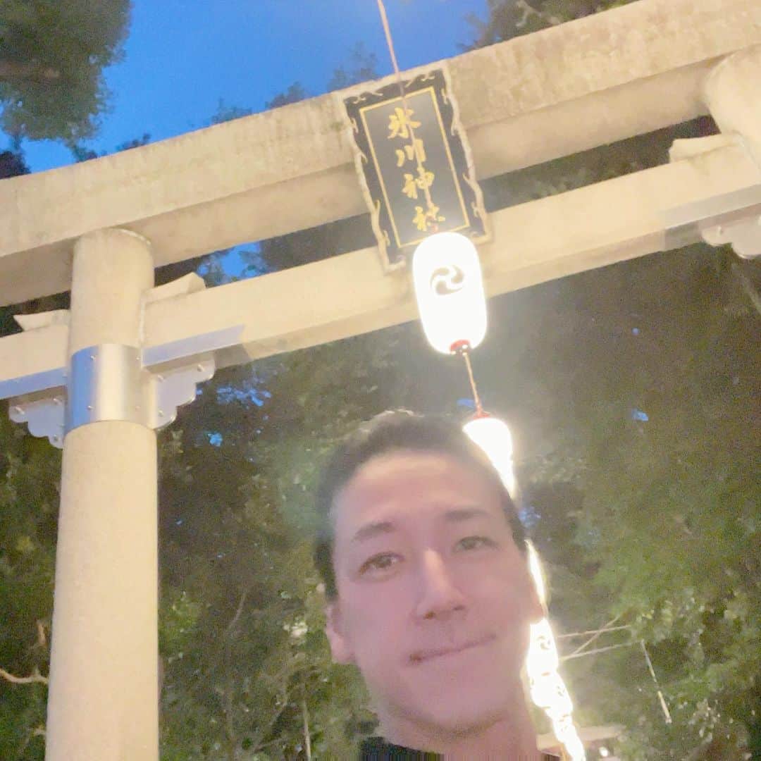 和泉元彌のインスタグラム：「街中を車で移動しているだけで 聞こえてくる祭囃子  目を向ければ 祭半纏に身を包んだ粋な方々 神輿を目にします。  この数年が どれだけ異常だったのか 改めて実感。  この季節の本来の姿が 戻ってきましたね。  こんなに街が活気づいて見える 老若男女が一つ所に心を寄せる そんな年中行事が 全国的に行われる国でしたね。  目に見えないモノに目を向け 信じる心。  見えないものこそ 大切な事を 忘れてはいけませんね。  私どもも 氏神さんの氷川神社さまに ご挨拶してきました。」