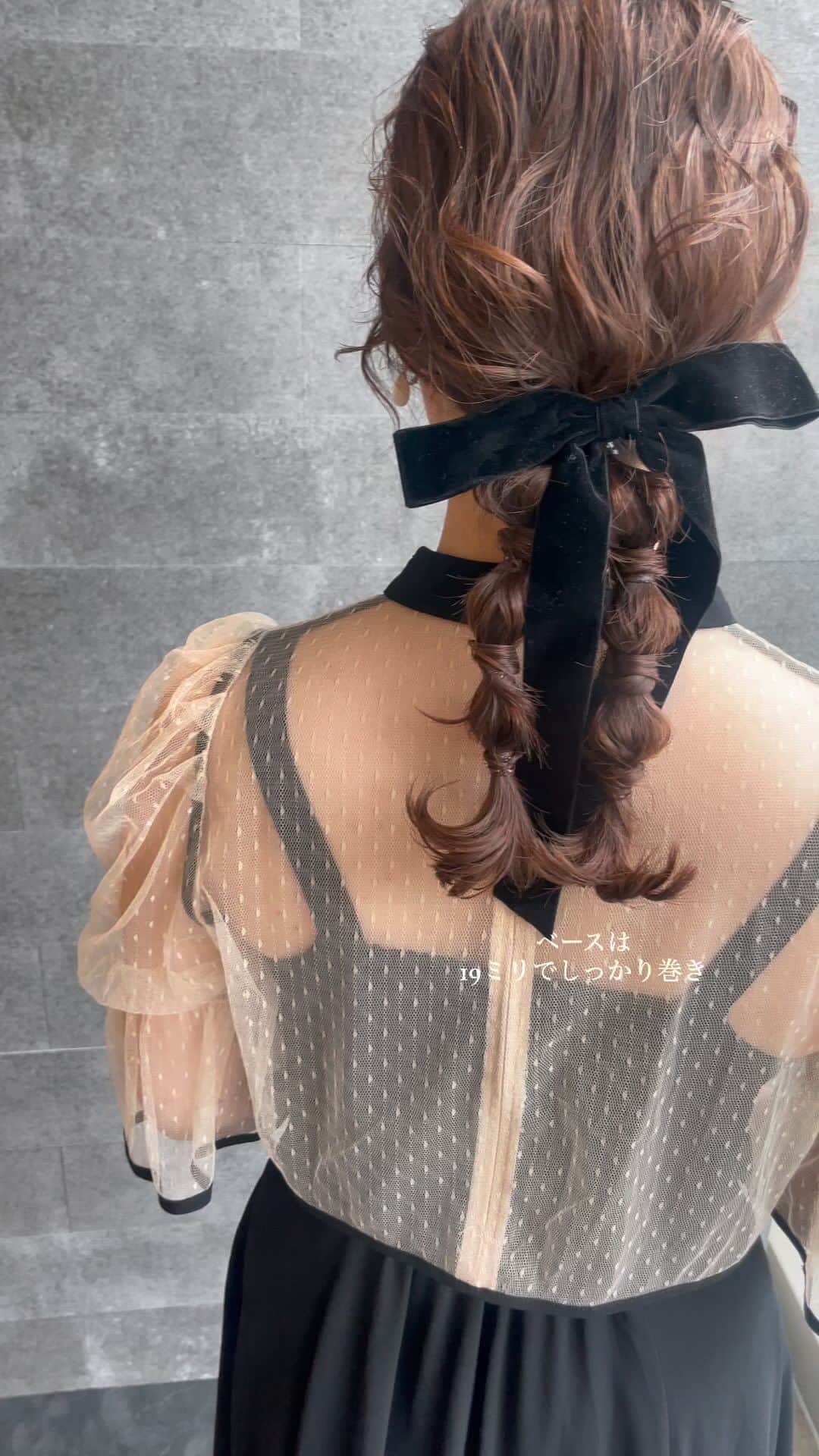 YUMIKOのインスタグラム：「19ミリ巻きベースをしっかり☺︎  柔らかく見えます  #結婚式ヘアアレンジ#札幌美容室#札幌美容師#sknow#ヘアアレンジ#お呼ばれヘア#결혼식#헤어#前髪パーマ#좋아요#卒業式ヘア#홋카이도」
