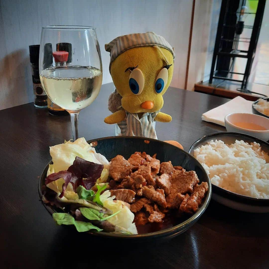 Little Yellow Birdのインスタグラム：「And all of a sudden autumn is here...Time for some Chinese comfort food, spicy beef! #littleyellowbird #tweety #tweetykweelapis #adventures #yellow #bird #weekend #sunday #chinesefood #goodfood #wine #spicybeef #autumn #herfst #september #stuffedanimalsofinstagram #plushiesofinstagram」