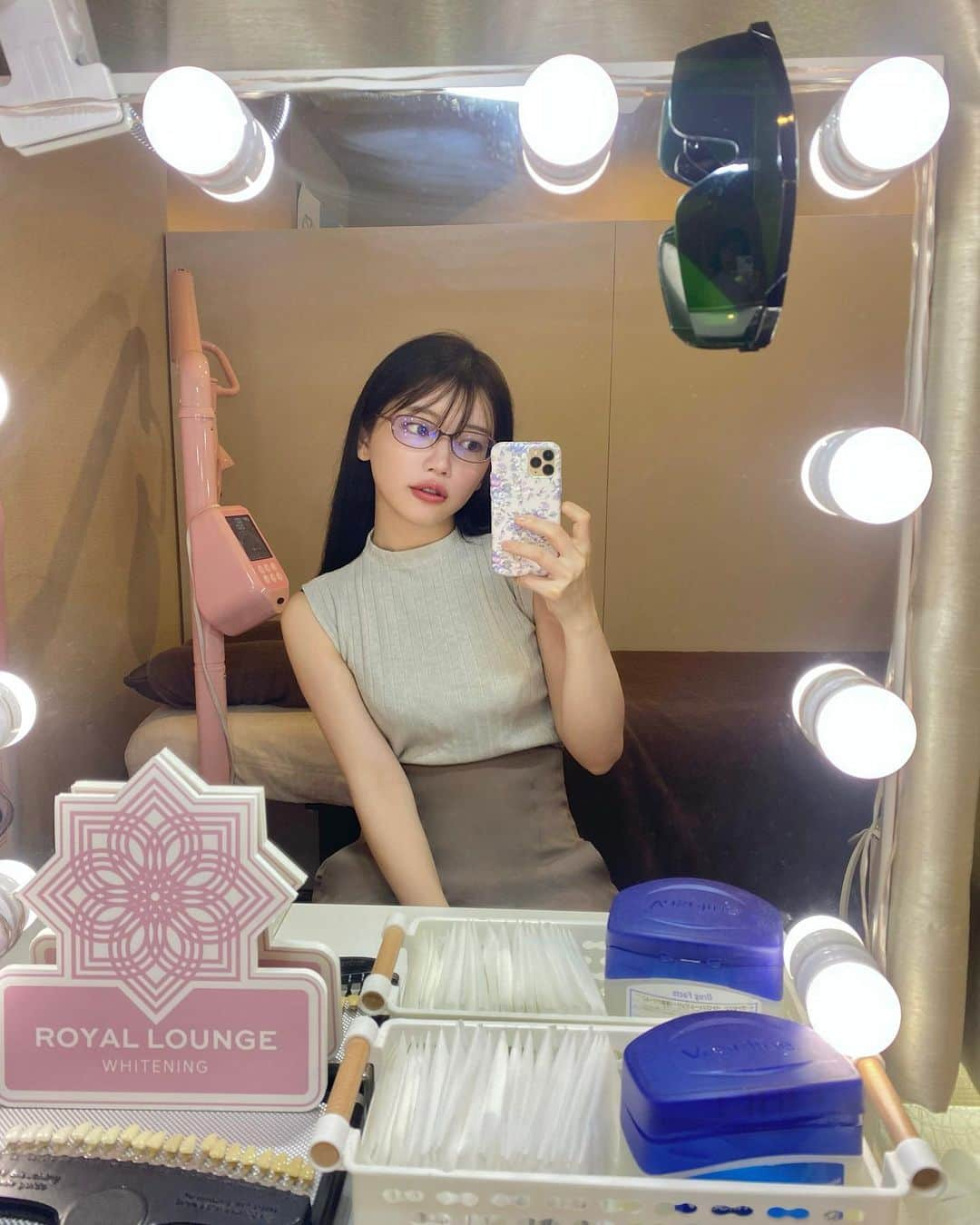 MICのインスタグラム：「ロイヤルラウンジ銀座店⁡でホワイトニングしてきたよ🦷 @royal_lounge_ginza   もともとここのフェイシャルがお気に入りでずっと通ってるんやけど、最近毎日コーヒー飲むから気になって今回は初のホワイトニングで行ってみた(꒦ິ⌑꒦ີ)  鏡で歯の状態をスタッフさんと確認して、薬剤塗り塗りしてあとは横になって光を当てるだけ(꒦ິ⌑꒦ີ)！ 簡単だし痛くないしびっくりだ🦷 ⁡⁡昔 歯医者さんでホワイトニングしたあと、風とか当たるだけでも歯が痛くて結構萎えてんけどここのホワイトニングは全くしみなくておすすめだよ💗  アクセスもいいし短時間ですぐに効果が目に見えたからぜったい定期的に通う(꒦ິ⌑꒦ີ) お値段も結構お手頃だし アカウントチェックしてみてね🦷  銀座ホワイトニングロイヤルラウンジ銀座店 @royal_lounge_ginza  ⁡⁡ ⁡住所：東京都中央区築地1丁目12-16 プレミアム銀座イースト701 TEL：080-4810-5343 ⁡ ⁡⁡#ホワイトニング東京 #ホワイトニング銀座 #銀座ホワイトニング #ホワイトニング専門店 #歯を白くする #歯を白く #歯を白くしたい #オススメホワイトニング #美容デー #歯 #サロンモデル #フリーモデル #美容 #teeth #beauty #japanesegirl  #whitening #pr」