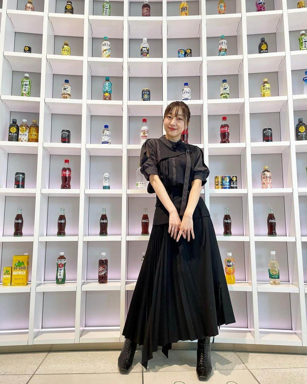 柏木作夢さんのインスタグラム写真 - (柏木作夢Instagram)「All Black style for Akari san @akarisuda   It's soooo nice👯✨  #サムズポイント #須田亜香里 #スタイリスト #samukashiwagi #柏木作夢  #Repost @akarisuda ・・・ 衣装がすっかり秋🖤💛💙 可愛いよね〜！ そして、後ろのペットボトルがすごい🙈  9月17日(日)CBC 13:24〜 #世界の社章から 第一回に引き続きまた出られて嬉しい！ 今回は日本コカ・コーラさんのジョージアへ✨ （多分配信あります！）  9月13日(水)テレビ東京系列放送 #60秒で学べるNews  TVerにて配信中！」9月17日 21時49分 - samukashiwagi