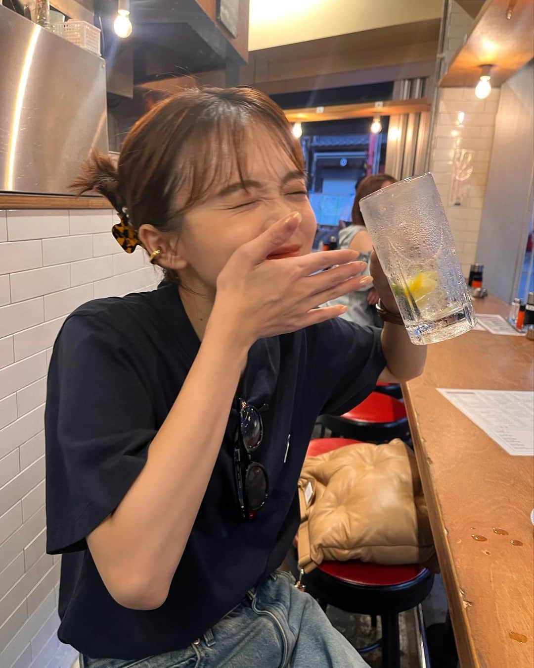 田久保夏鈴のインスタグラム：「食べて呑んで幸せ🥢🍺 これは弟が撮ってくれた写真🤣めっちゃ素（笑）  YouTubeにも呑み動画UPしたので是非ゆるっとみてね🤍」