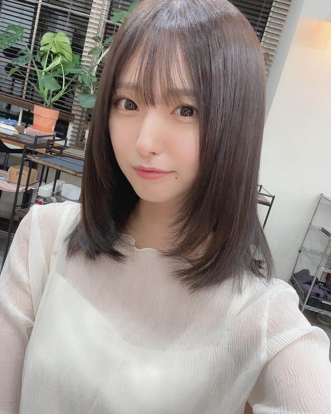 谷口彩菜さんのインスタグラム写真 - (谷口彩菜Instagram)「つかささんの最高級髪質改善エステとっても感動〜🥹🤍 . ほんと癖毛やばいの！！ 2枚目の髪で来店したよ😂😂 載せないほうがいいレベルで ちょっとこんなんで出歩いてたのやばいよ😭 さっらさらになりました🥹🫶 すごくない？？😭🤍 . つかささんいつもありがとうです🥲🤍 . #髪質改善　#髪質改善エステ #ストレートヘア　#ミディアムヘア　#表参道　#表参道美容院　#hair #mediumhair #straighthair #selfie #japan #omotesando #japanesegirl」9月17日 21時52分 - taniguchi_ayana