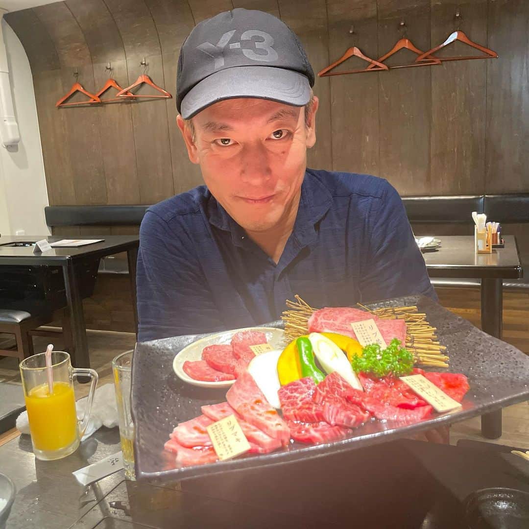 じゅんいちダビッドソンのインスタグラム：「今夜はエナジー補給。なんせ明日からは沖へ出る番組なもんでね。　あーうまかったぞ🍖  #今日のばんごはん #焼肉 #パワー補給 #赤身肉好き #じゅんいちダビッドソン #明日からは海へ」