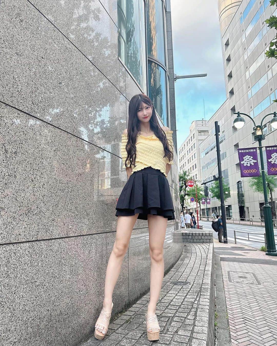 山広美保子のインスタグラム：「やっぱり黄色が似合う？💛 . . . . . #ノースリーブ #ノースリーブワンピース #ロングスカート#白 #白コーデ #美脚 #ニットワンピース #タイトスカート #ワンピース #フェミニン　#私服 #全身コーデ #アイドル #idola #lucu #cantik #ไอดอล  #follow #フォロワー募集中 #いいね返し #乃木坂46 #乃木坂46 #大人 #大人女子 #大人女子コーデ #美脚 #撮影  #巻き髪 #ロングヘア #ヘアアレンジ #ノースリーブ #オフショル」