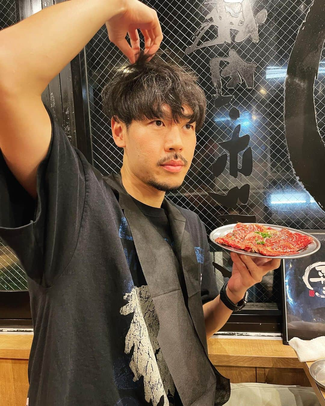 長谷川惠一のインスタグラム：「焼肉奉行👨🏻‍⚖️  皆さんの好きな焼肉屋さん教えてくれい🙋‍♂️  #焼肉好き  #焼くの好き  #週3で行きたい  #タンとハラミがあれば幸せ  #高ければいいというわけではない」