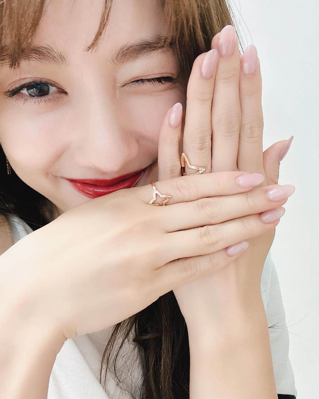 谷まりあのインスタグラム：「🥰with lovely gift 💝  とても素敵なリング。。人差し指と薬指にするのが好き♡  どんな日曜日でしたか？🥰明日からまた一週間楽しい時間が過ごせますように💕  Thanks #louisvuitton 💕」