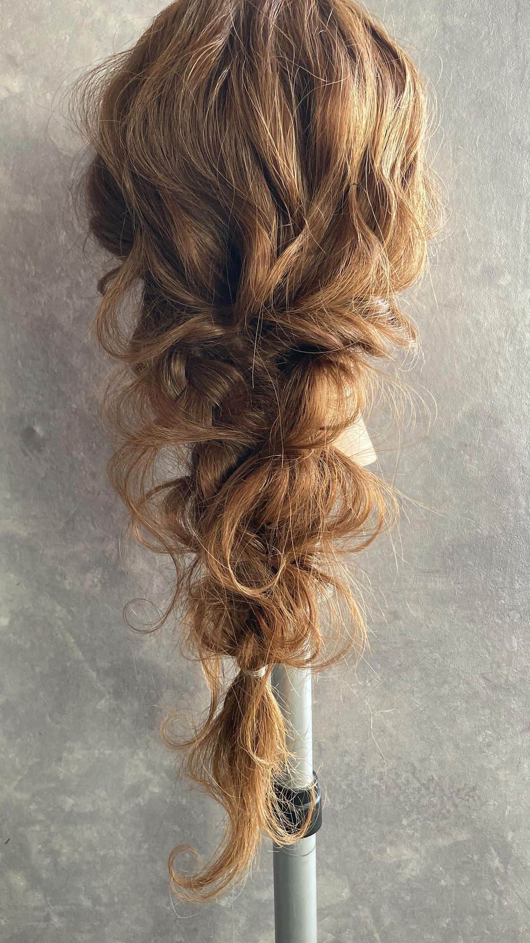 のインスタグラム：「緩いアレンジ😊  #アレンジ #波巻き #ヘアアレンジ簡単 #ヘアアレンジ動画  #ヘアアレンジ解説  #美容師　#セルフヘアアレンジ」
