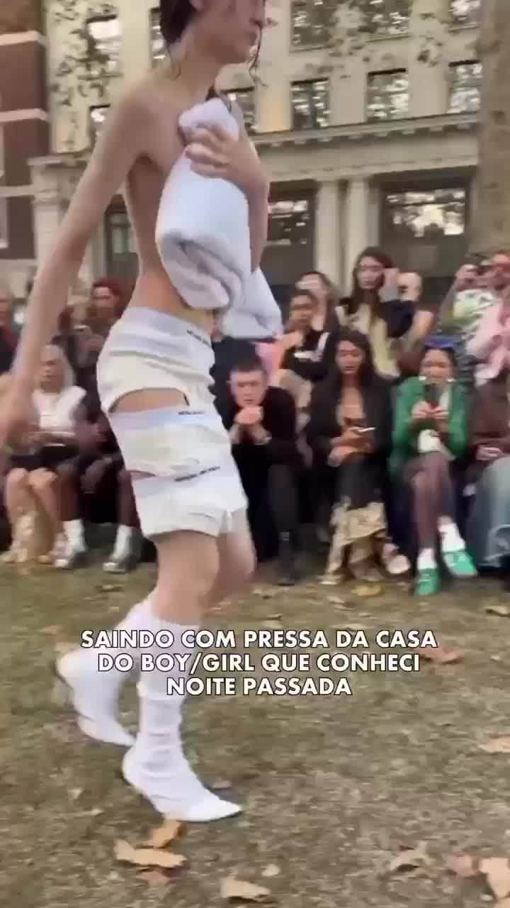 ELLE Brasilのインスタグラム：「Quem nunca, né? 😬  (vídeo de @fashionweek do desfile da #NatashaZinko de verão 2024)」